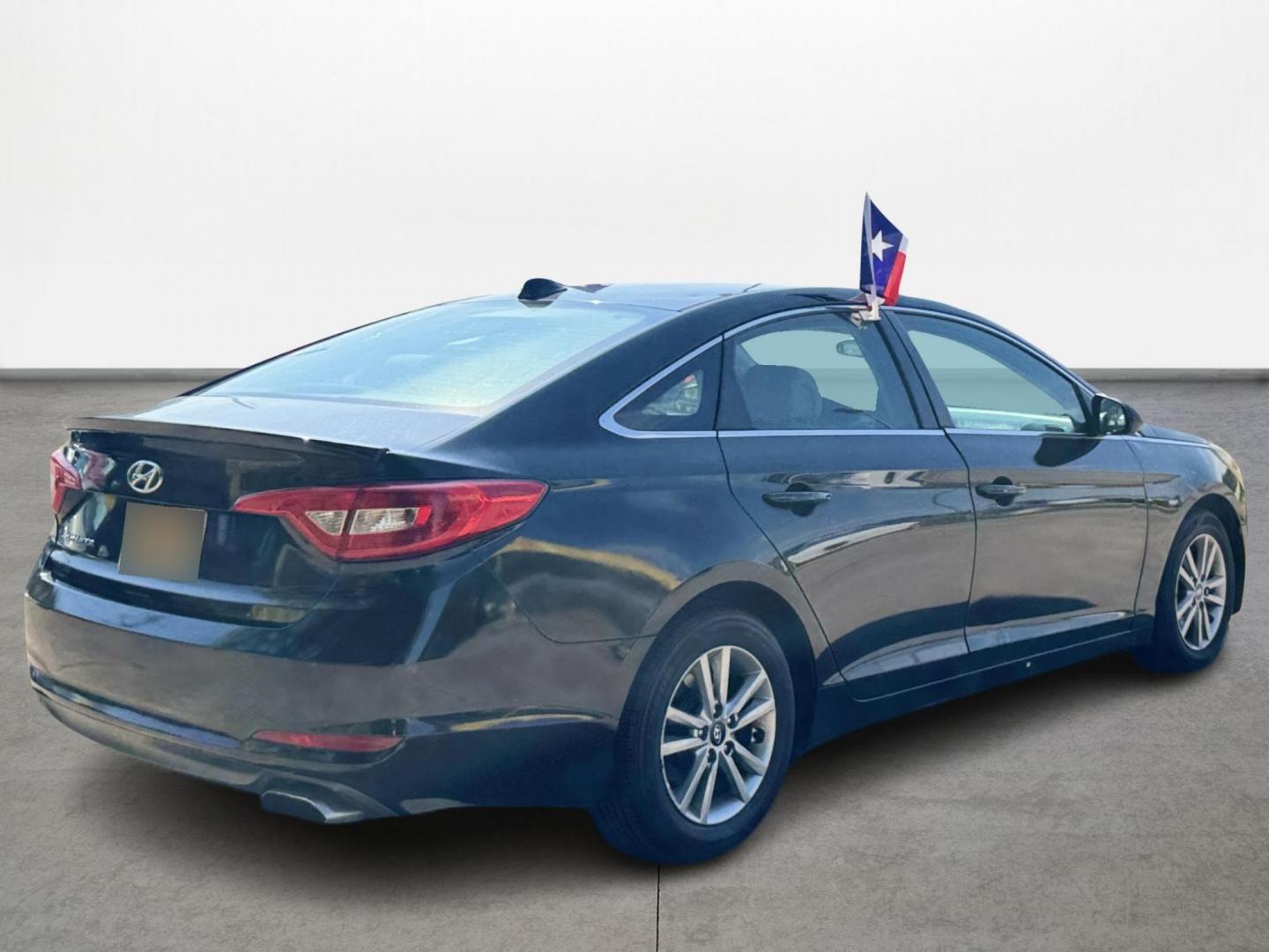 2016 Black /Gray Hyundai Sonata (5NPE24AFXGH) , Automatic transmission, located at 16710 Clay Rd., Houston, TX, 77084, (281) 859-7900, 29.834864, -95.656166 - Photo#4