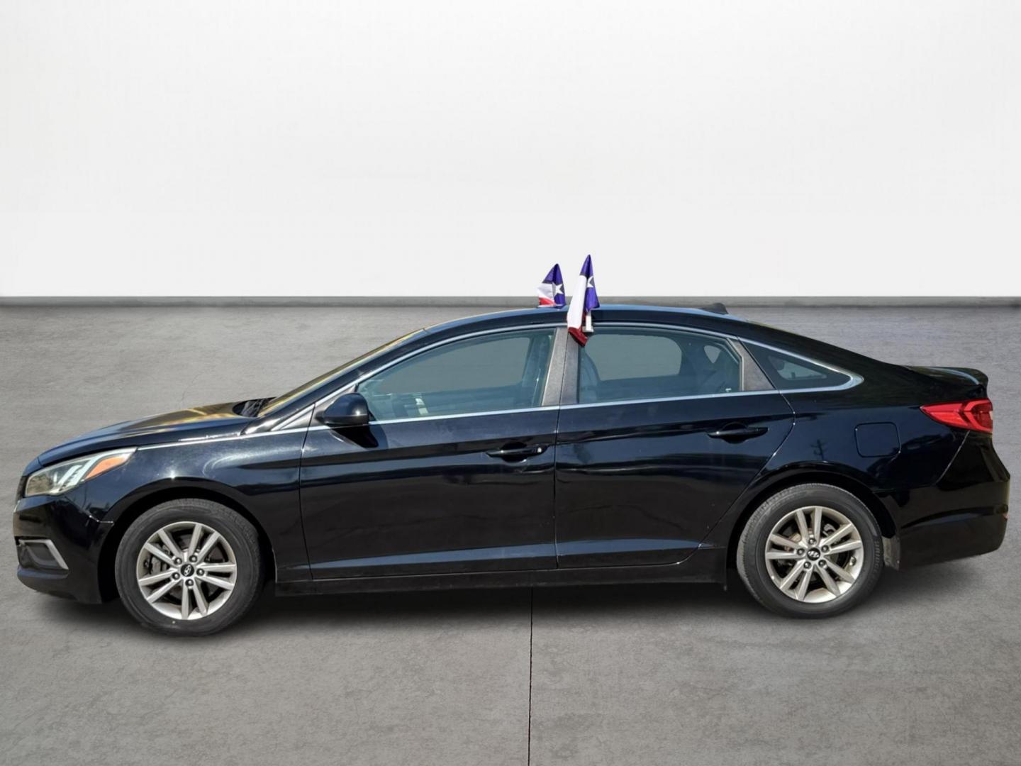 2016 Black /Gray Hyundai Sonata (5NPE24AFXGH) , Automatic transmission, located at 16710 Clay Rd., Houston, TX, 77084, (281) 859-7900, 29.834864, -95.656166 - Photo#6
