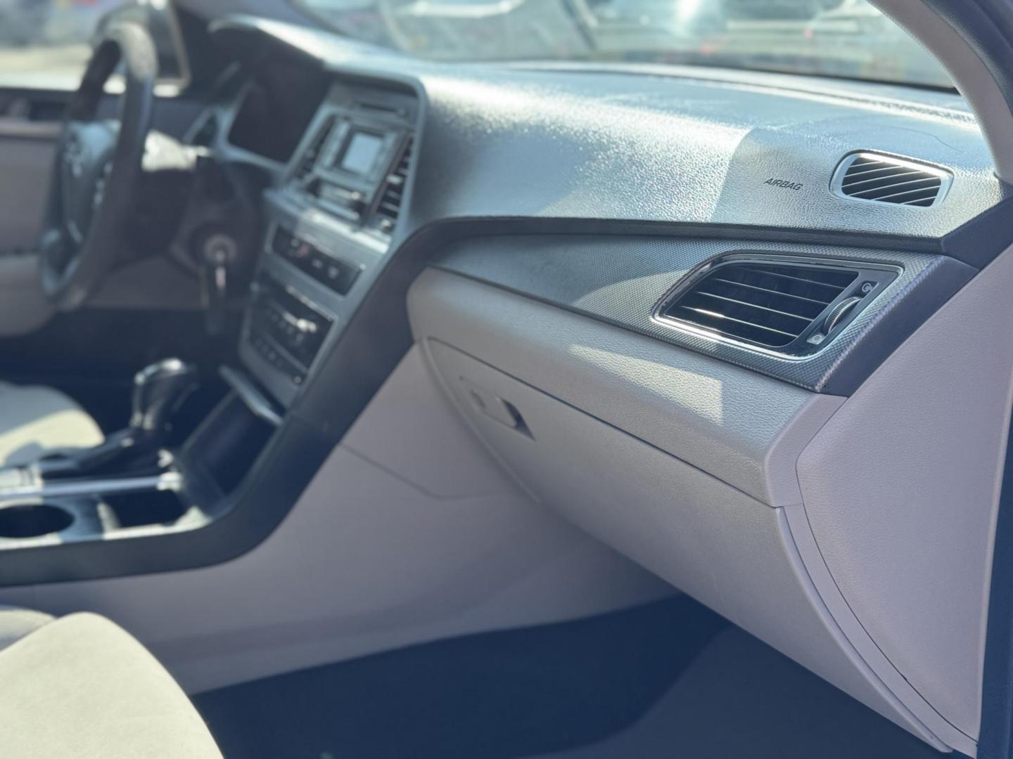 2016 Black /Gray Hyundai Sonata (5NPE24AFXGH) , Automatic transmission, located at 16710 Clay Rd., Houston, TX, 77084, (281) 859-7900, 29.834864, -95.656166 - Photo#9