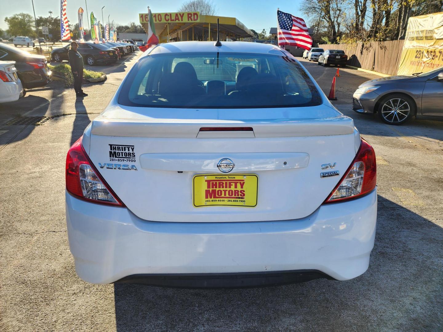 2018 White /Gray Nissan Versa (3N1CN7AP4JL) , Automatic transmission, located at 16710 Clay Rd., Houston, TX, 77084, (281) 859-7900, 29.834864, -95.656166 - Photo#5