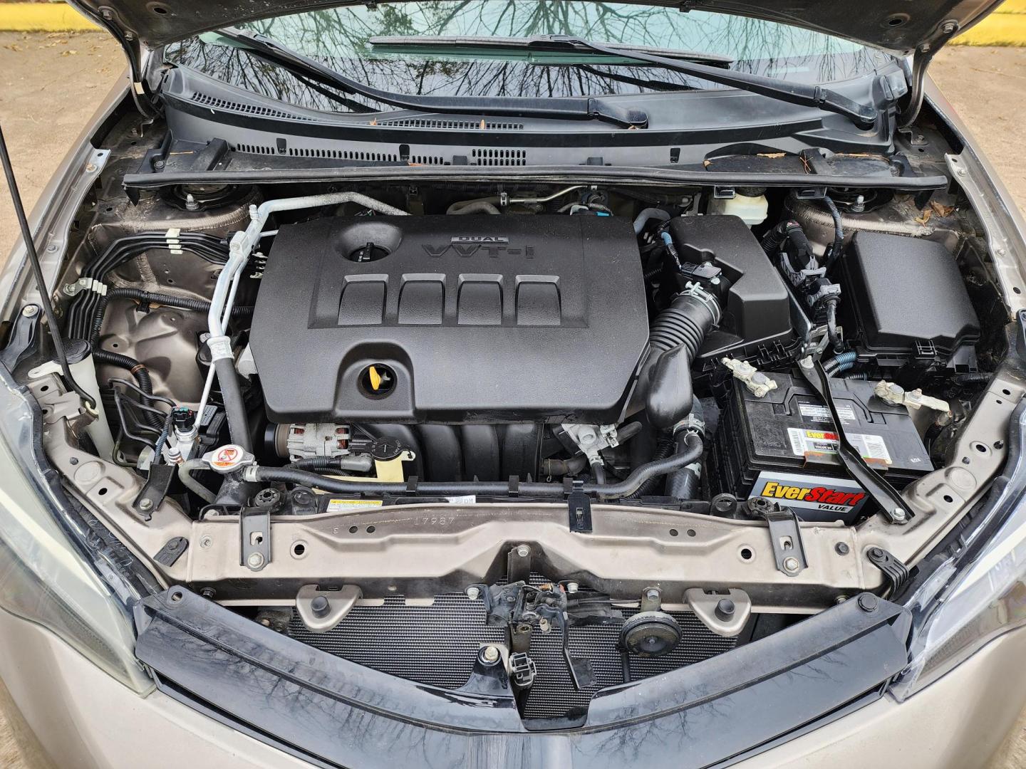 2018 Gray /Gray Toyota Corolla SE 6M (5YFBURHE8JP) with an 1.8L L4 DOHC 16V engine, Automatic 6-Speed transmission, located at 16710 Clay Rd., Houston, TX, 77084, (281) 859-7900, 29.834864, -95.656166 - Photo#13