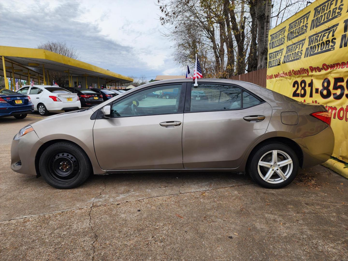 2018 Gray /Gray Toyota Corolla SE 6M (5YFBURHE8JP) with an 1.8L L4 DOHC 16V engine, Automatic 6-Speed transmission, located at 16710 Clay Rd., Houston, TX, 77084, (281) 859-7900, 29.834864, -95.656166 - Photo#4