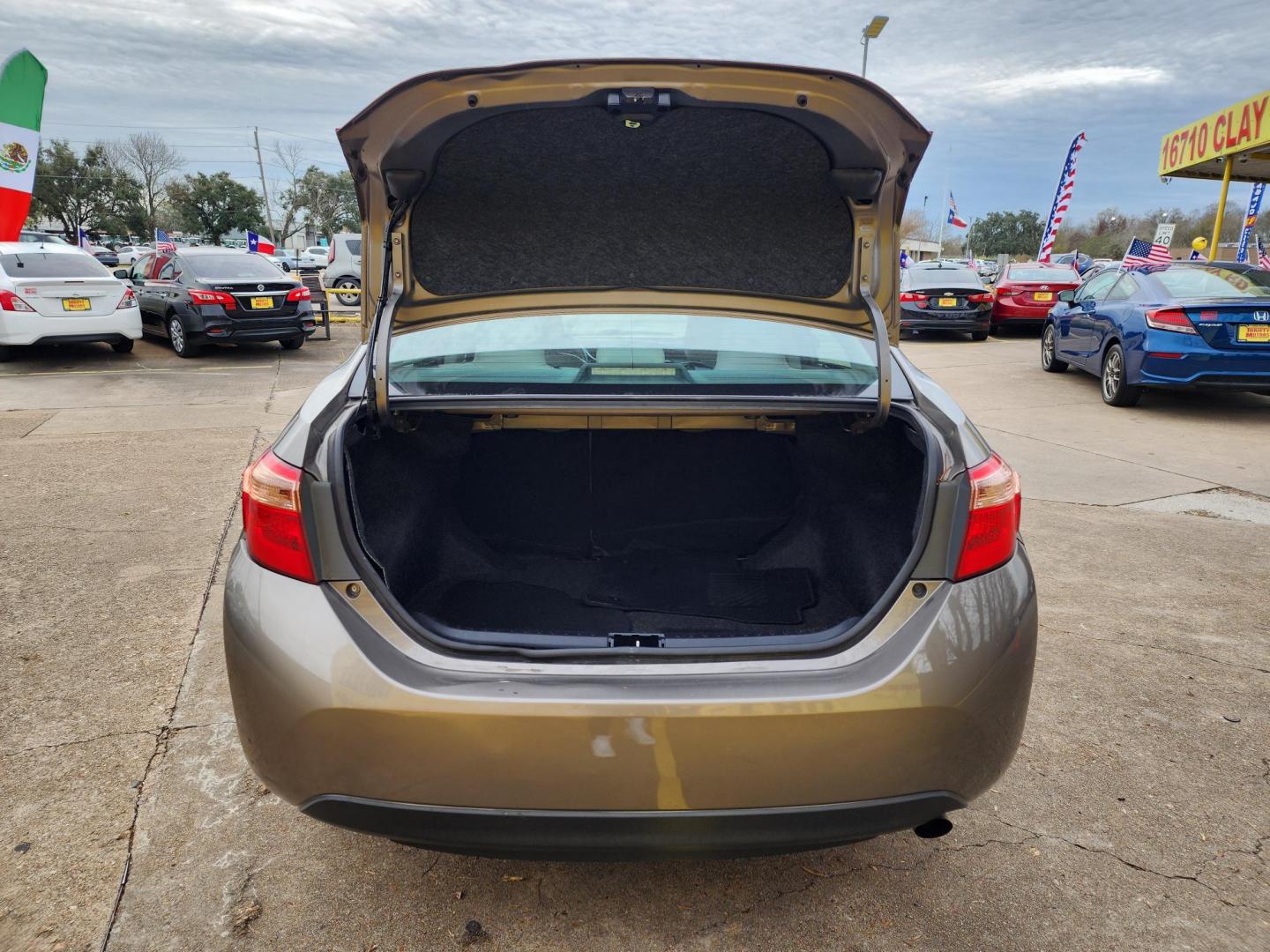 2018 Gray /Gray Toyota Corolla SE 6M (5YFBURHE8JP) with an 1.8L L4 DOHC 16V engine, Automatic 6-Speed transmission, located at 16710 Clay Rd., Houston, TX, 77084, (281) 859-7900, 29.834864, -95.656166 - Photo#15