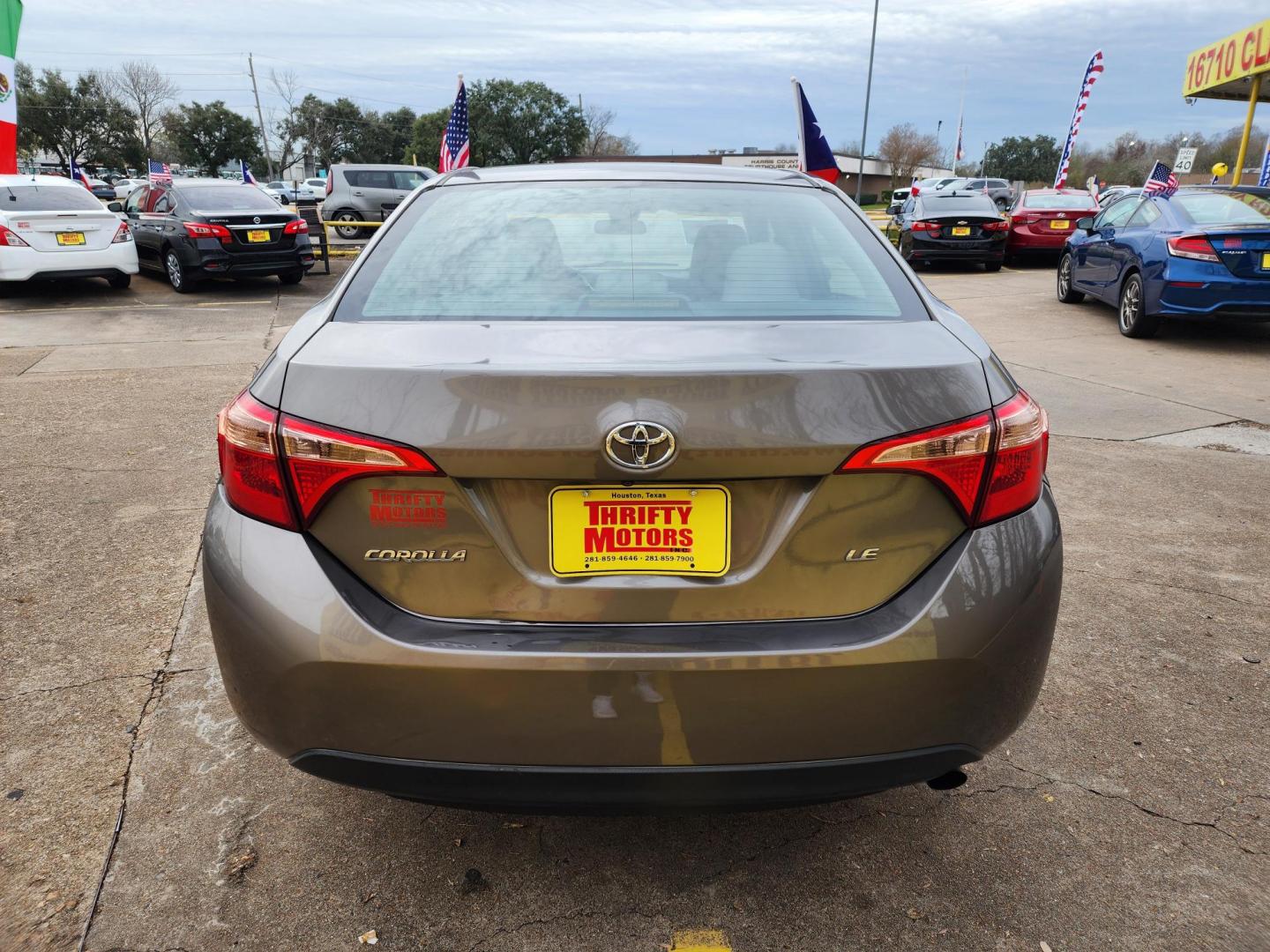 2018 Gray /Gray Toyota Corolla SE 6M (5YFBURHE8JP) with an 1.8L L4 DOHC 16V engine, Automatic 6-Speed transmission, located at 16710 Clay Rd., Houston, TX, 77084, (281) 859-7900, 29.834864, -95.656166 - Photo#5