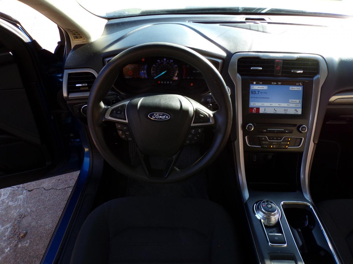 2018 Blue /Gray Ford Fusion SE (3FA6P0HD4JR) with an 1.5L L4 DOHC 16V engine, 6A transmission, located at 16710 Clay Rd., Houston, TX, 77084, (281) 859-7900, 29.834864, -95.656166 - Photo#8