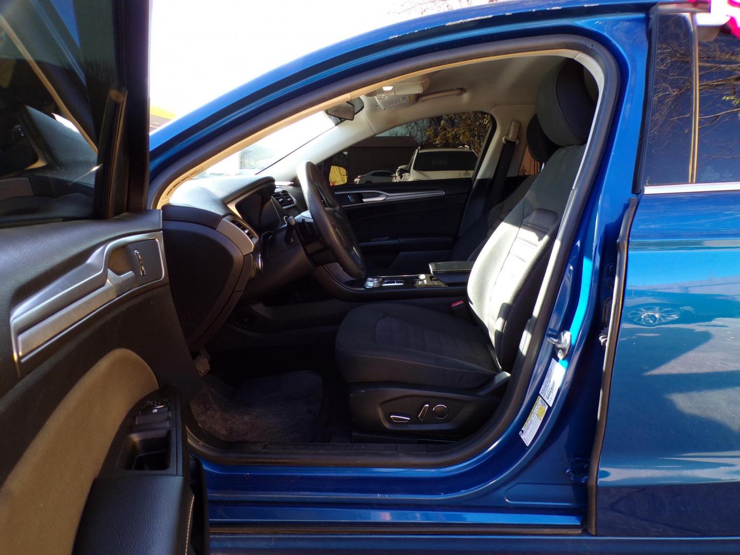 2018 Blue /Gray Ford Fusion SE (3FA6P0HD4JR) with an 1.5L L4 DOHC 16V engine, 6A transmission, located at 16710 Clay Rd., Houston, TX, 77084, (281) 859-7900, 29.834864, -95.656166 - Photo#10