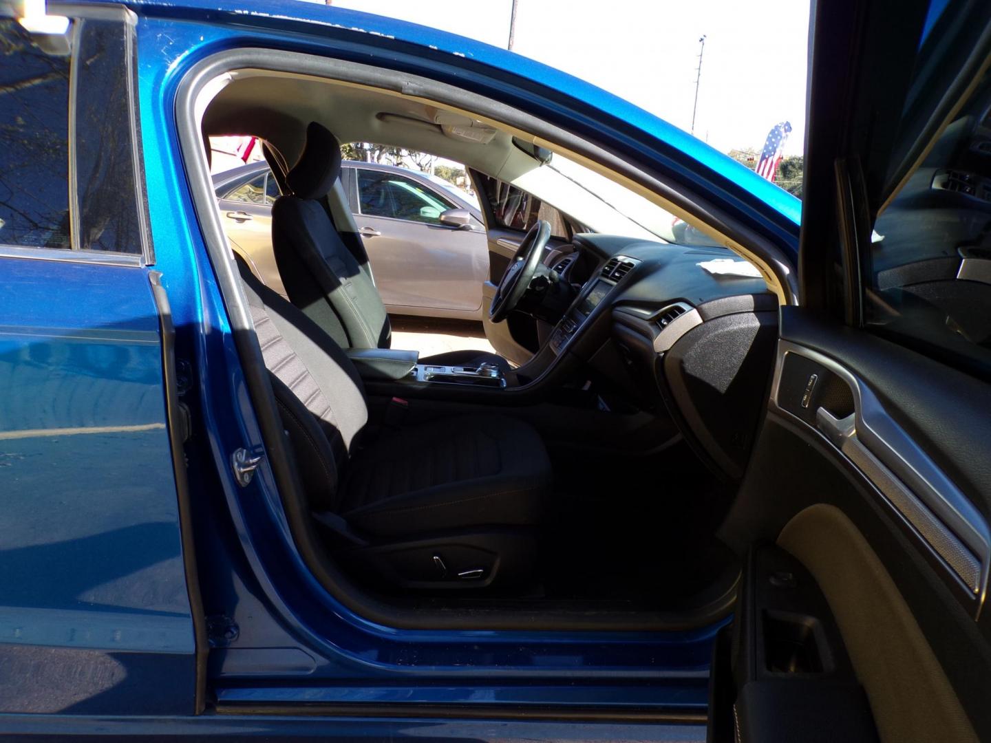 2018 Blue /Gray Ford Fusion SE (3FA6P0HD4JR) with an 1.5L L4 DOHC 16V engine, 6A transmission, located at 16710 Clay Rd., Houston, TX, 77084, (281) 859-7900, 29.834864, -95.656166 - Photo#12