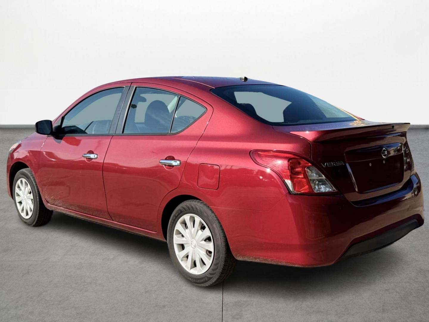 2018 Red /Gray Nissan Versa 1.6 SL Sedan (3N1CN7AP5JL) with an 1.6L L4 DOHC 16V engine, Automatic transmission, located at 16710 Clay Rd., Houston, TX, 77084, (281) 859-7900, 29.834864, -95.656166 - Photo#6