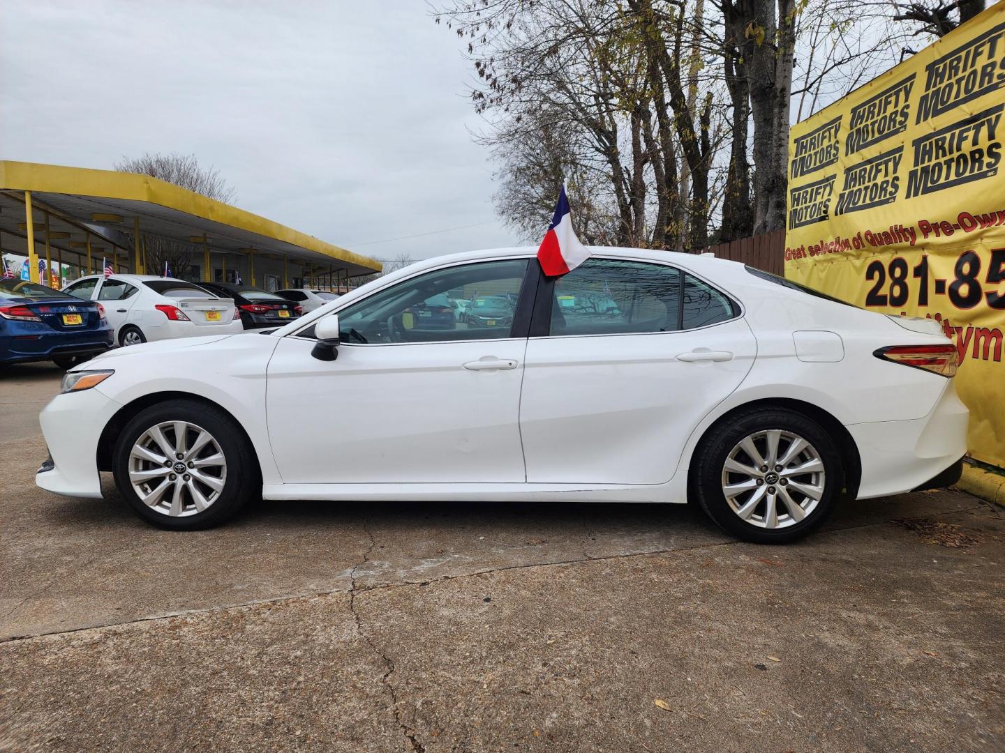 2019 White /Gray Toyota Camry LE (4T1B11HK2KU) with an 2.5L L4 DOHC 16V engine, Automatic 8-Speed transmission, located at 16710 Clay Rd., Houston, TX, 77084, (281) 859-7900, 29.834864, -95.656166 - Photo#4