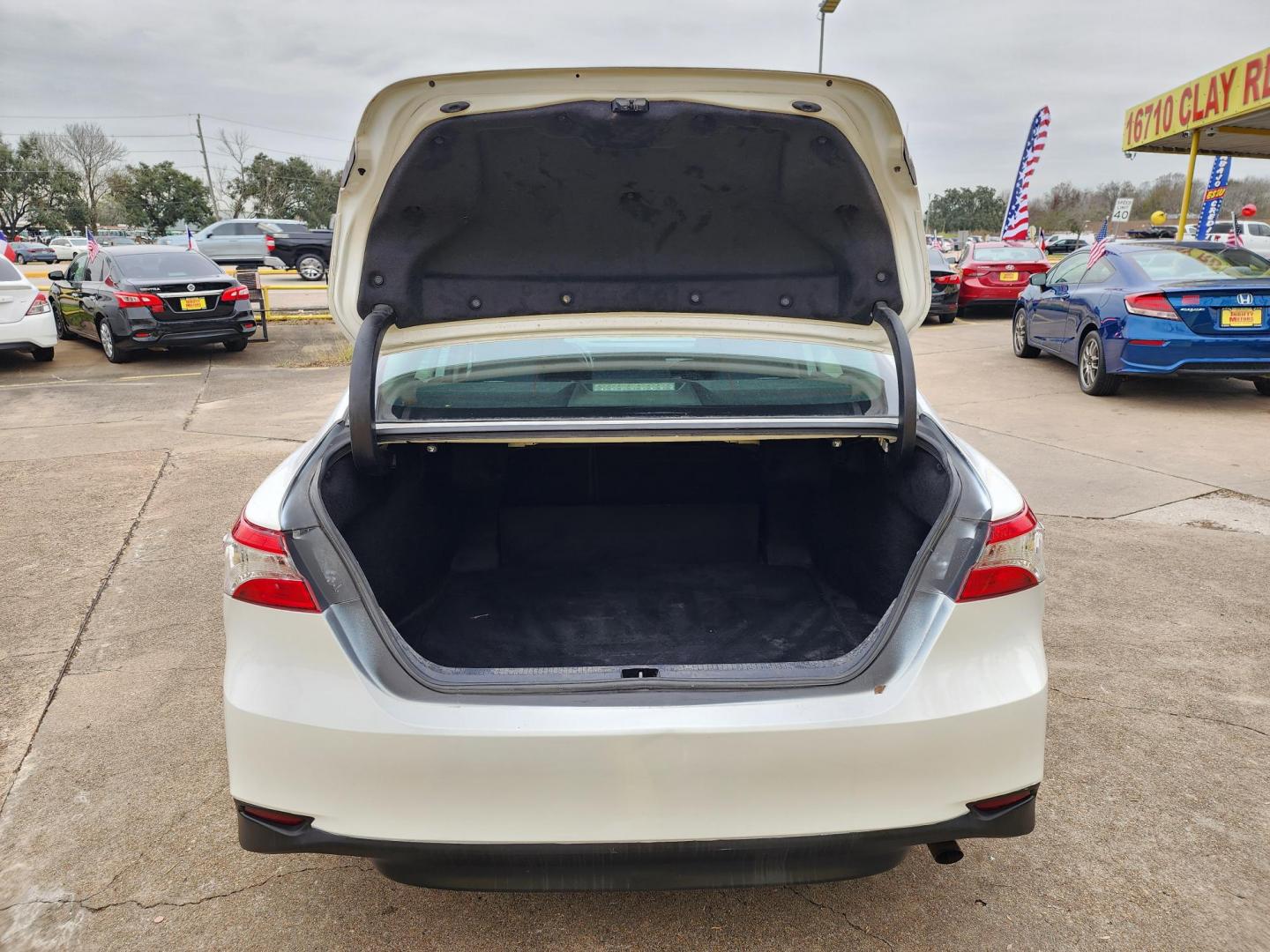 2019 White /Gray Toyota Camry LE (4T1B11HK2KU) with an 2.5L L4 DOHC 16V engine, Automatic 8-Speed transmission, located at 16710 Clay Rd., Houston, TX, 77084, (281) 859-7900, 29.834864, -95.656166 - Photo#14