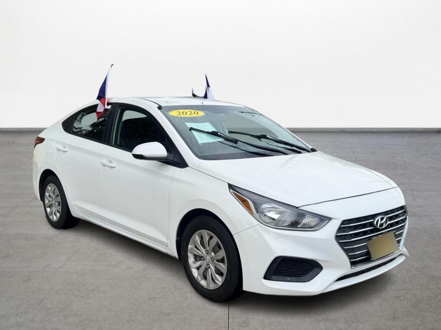 2020 White /Gray Hyundai Accent SEL 4-Door 6A (3KPC24A66LE) with an 1.6L L4 DOHC 16V engine, Automatic 6-Speed transmission, located at 16710 Clay Rd., Houston, TX, 77084, (281) 859-7900, 29.834864, -95.656166 - Photo#2