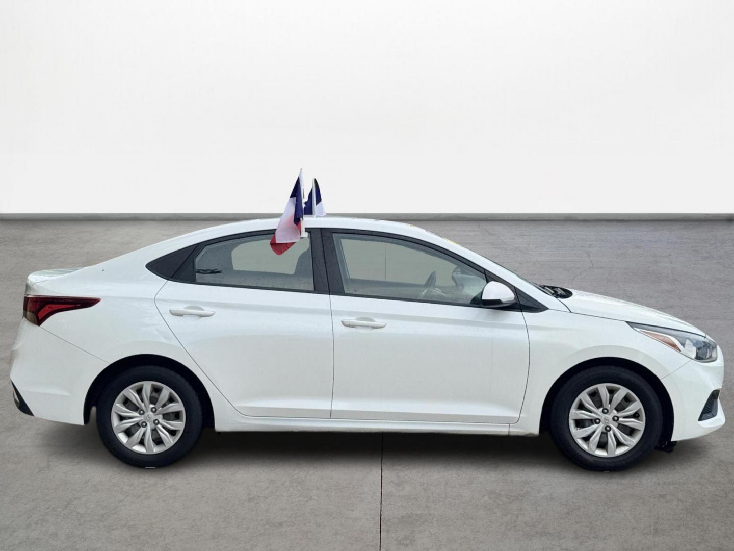 2020 White /Gray Hyundai Accent SEL 4-Door 6A (3KPC24A66LE) with an 1.6L L4 DOHC 16V engine, Automatic 6-Speed transmission, located at 16710 Clay Rd., Houston, TX, 77084, (281) 859-7900, 29.834864, -95.656166 - Photo#3