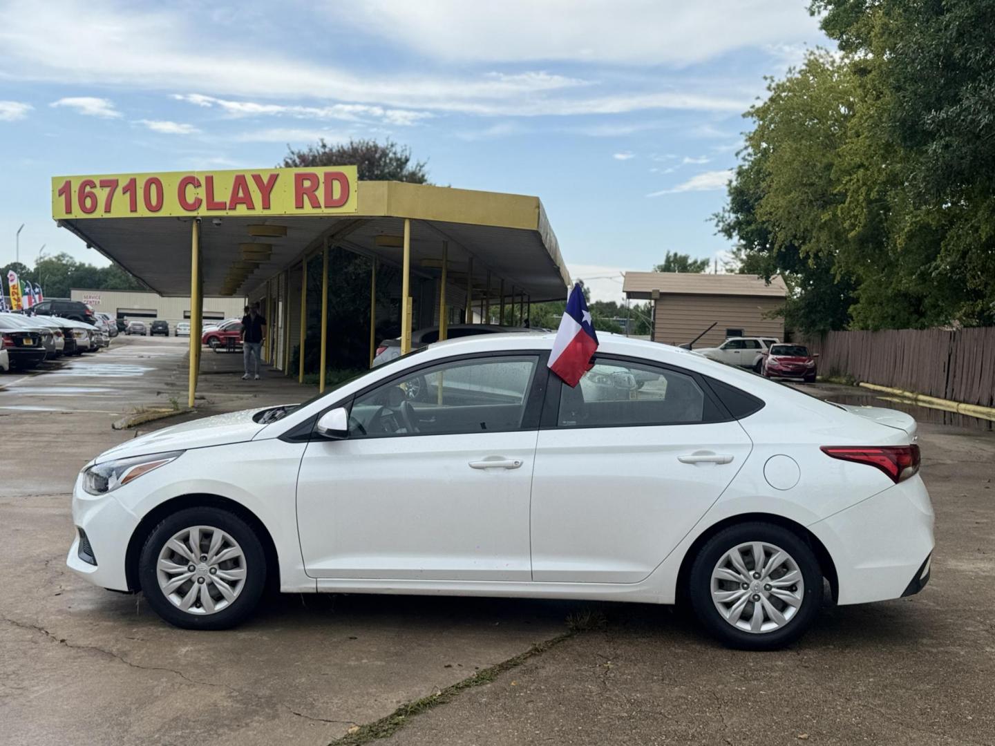 2020 White /Gray Hyundai Accent SEL 4-Door 6A (3KPC24A66LE) with an 1.6L L4 DOHC 16V engine, Automatic 6-Speed transmission, located at 16710 Clay Rd., Houston, TX, 77084, (281) 859-7900, 29.834864, -95.656166 - Photo#7
