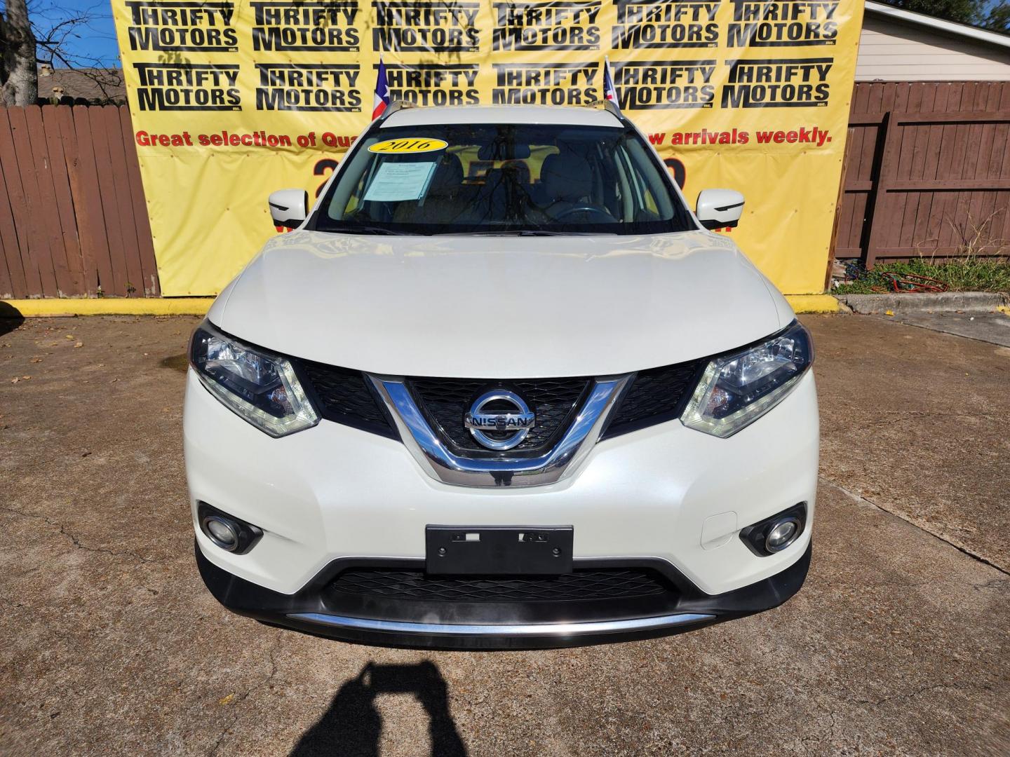 2016 White /Gray Nissan Rogue S 2WD (KNMAT2MT7GP) with an 2.5L L4 DOHC 16V engine, Automatic transmission, located at 16710 Clay Rd., Houston, TX, 77084, (281) 859-7900, 29.834864, -95.656166 - Photo#0
