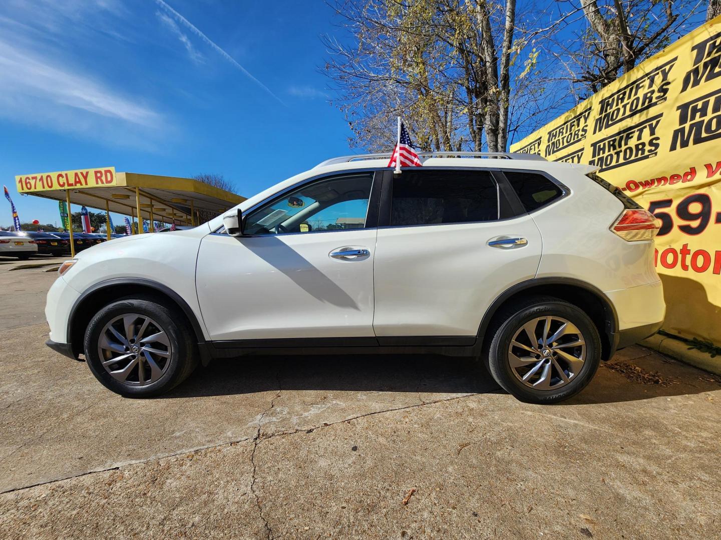 2016 White /Gray Nissan Rogue S 2WD (KNMAT2MT7GP) with an 2.5L L4 DOHC 16V engine, Automatic transmission, located at 16710 Clay Rd., Houston, TX, 77084, (281) 859-7900, 29.834864, -95.656166 - Photo#4