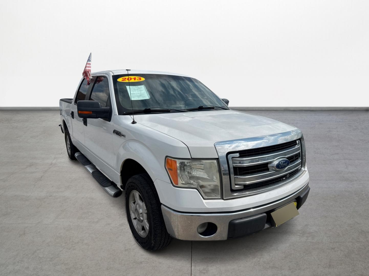 2013 White /Gray Ford F-150 XLT SuperCrew 6.5-ft. Bed 2WD (1FTEW1CM5DF) with an 3.7L V6 DOHC 24V engine, Automatic 6-Speed transmission, located at 16710 Clay Rd., Houston, TX, 77084, (281) 859-7900, 29.834864, -95.656166 - Photo#2