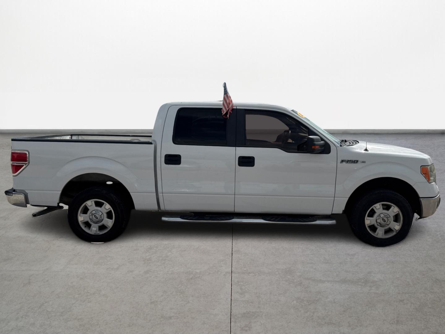 2013 White /Gray Ford F-150 XLT SuperCrew 6.5-ft. Bed 2WD (1FTEW1CM5DF) with an 3.7L V6 DOHC 24V engine, Automatic 6-Speed transmission, located at 16710 Clay Rd., Houston, TX, 77084, (281) 859-7900, 29.834864, -95.656166 - Photo#3
