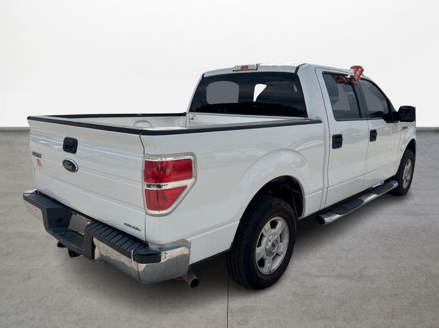 2013 White /Gray Ford F-150 XLT SuperCrew 6.5-ft. Bed 2WD (1FTEW1CM5DF) with an 3.7L V6 DOHC 24V engine, Automatic 6-Speed transmission, located at 16710 Clay Rd., Houston, TX, 77084, (281) 859-7900, 29.834864, -95.656166 - Photo#4