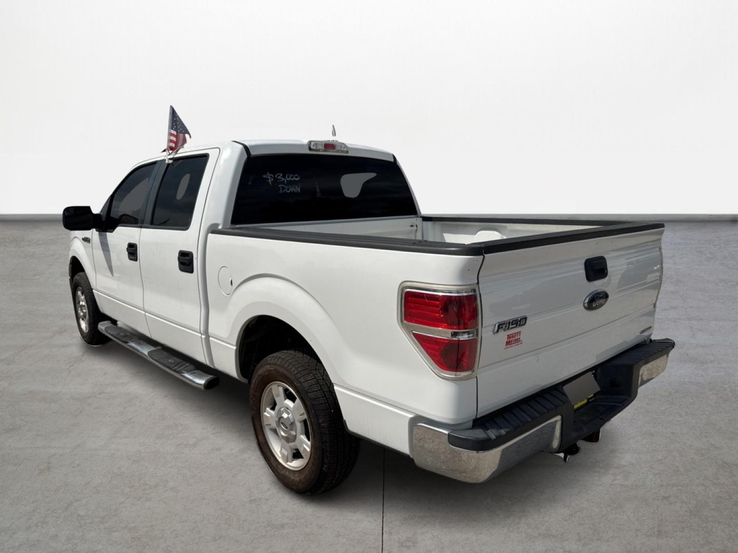 2013 White /Gray Ford F-150 XLT SuperCrew 6.5-ft. Bed 2WD (1FTEW1CM5DF) with an 3.7L V6 DOHC 24V engine, Automatic 6-Speed transmission, located at 16710 Clay Rd., Houston, TX, 77084, (281) 859-7900, 29.834864, -95.656166 - Photo#6