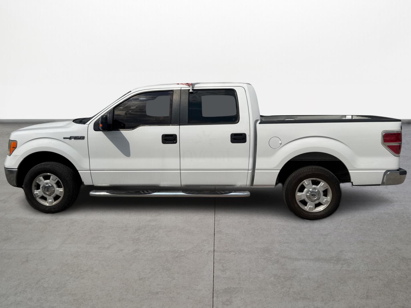 2013 White /Gray Ford F-150 XLT SuperCrew 6.5-ft. Bed 2WD (1FTEW1CM5DF) with an 3.7L V6 DOHC 24V engine, Automatic 6-Speed transmission, located at 16710 Clay Rd., Houston, TX, 77084, (281) 859-7900, 29.834864, -95.656166 - Photo#7