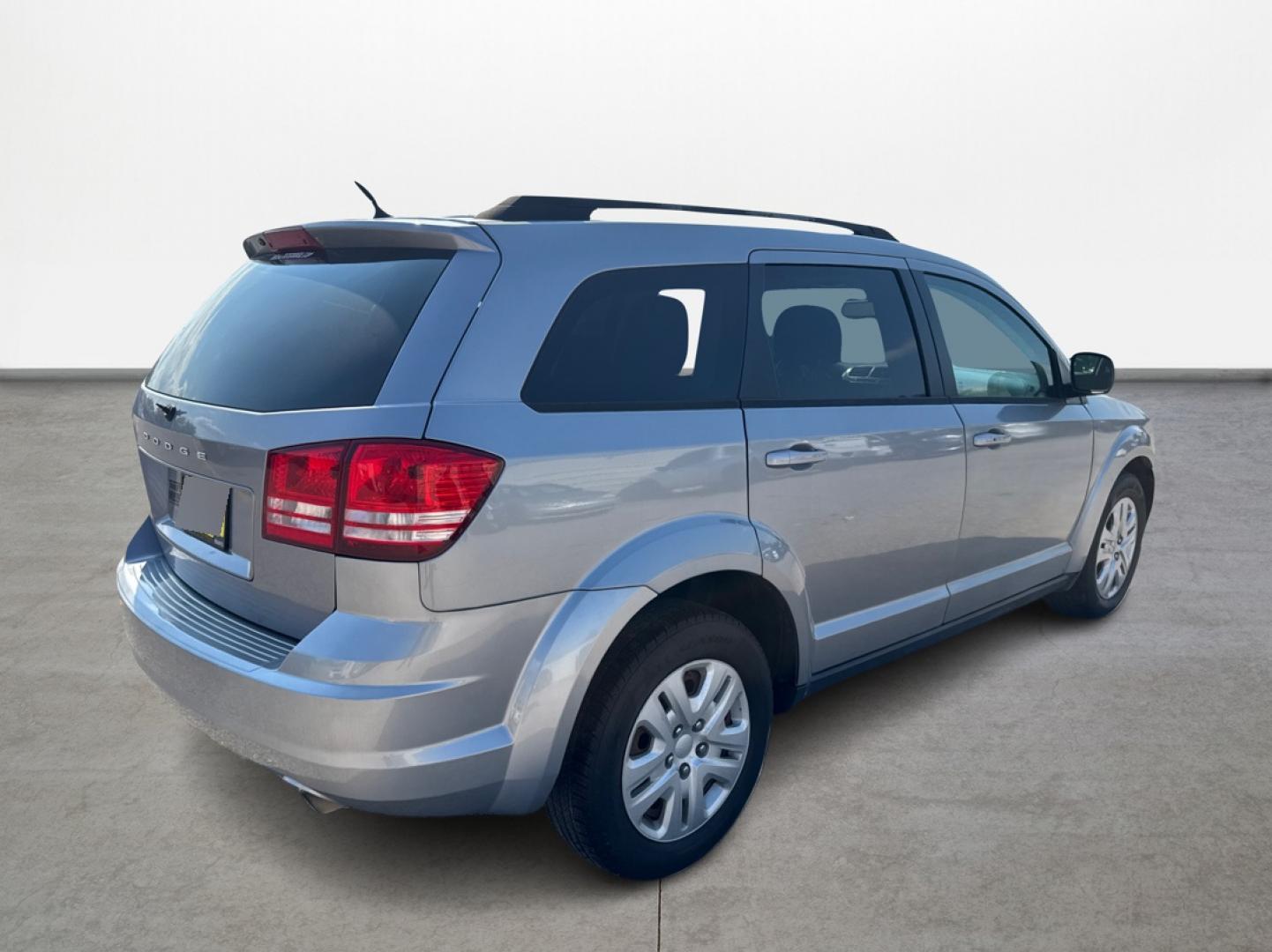 2018 Silver /Gray Dodge Journey SE (3C4PDCAB4JT) with an 2.4L L4 DOHC 16V engine, Automatic transmission, located at 16710 Clay Rd., Houston, TX, 77084, (281) 859-7900, 29.834864, -95.656166 - Photo#4