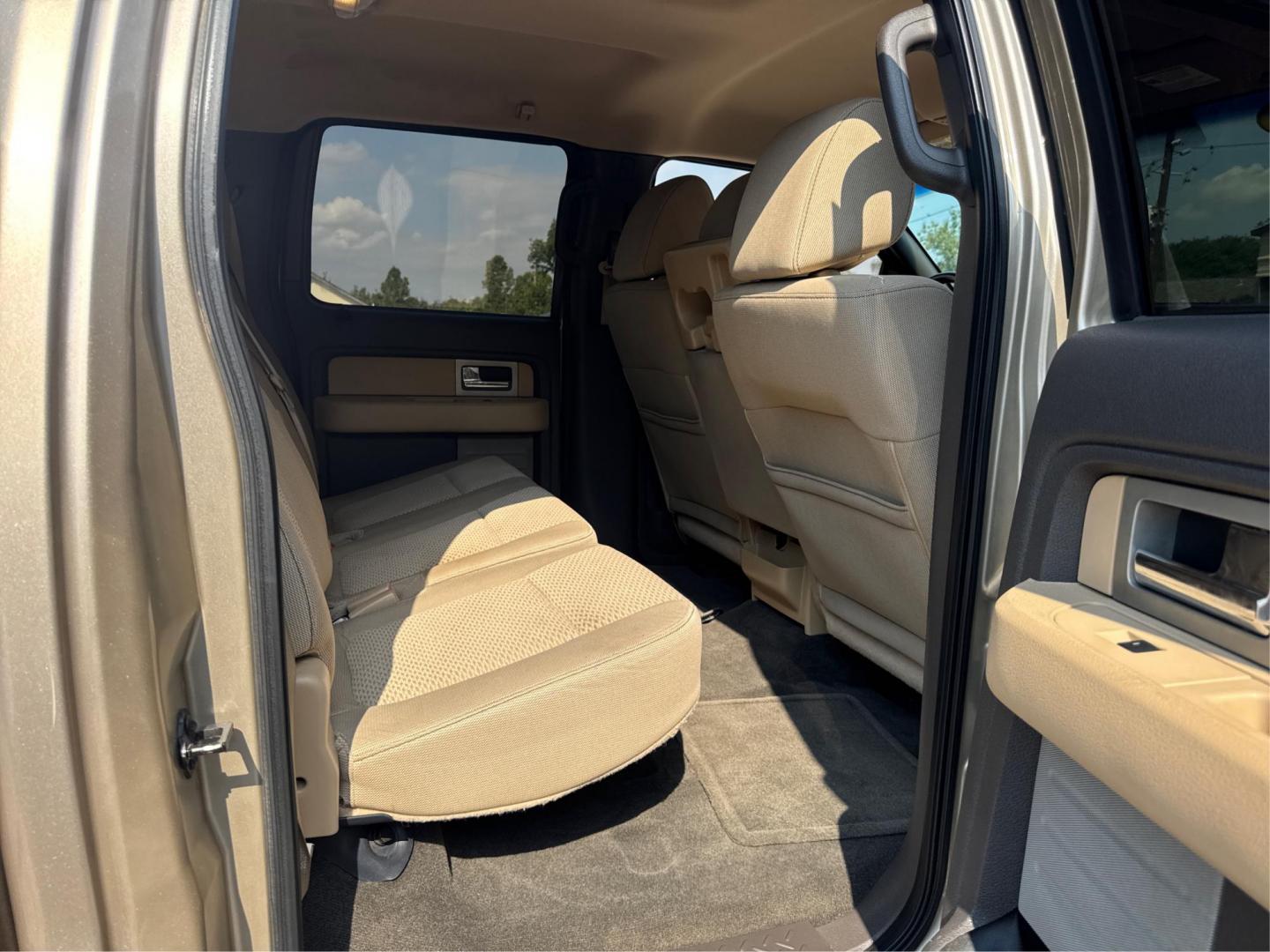 2018 Silver /Gray Dodge Journey SE (3C4PDCAB4JT) with an 2.4L L4 DOHC 16V engine, Automatic transmission, located at 16710 Clay Rd., Houston, TX, 77084, (281) 859-7900, 29.834864, -95.656166 - Photo#12