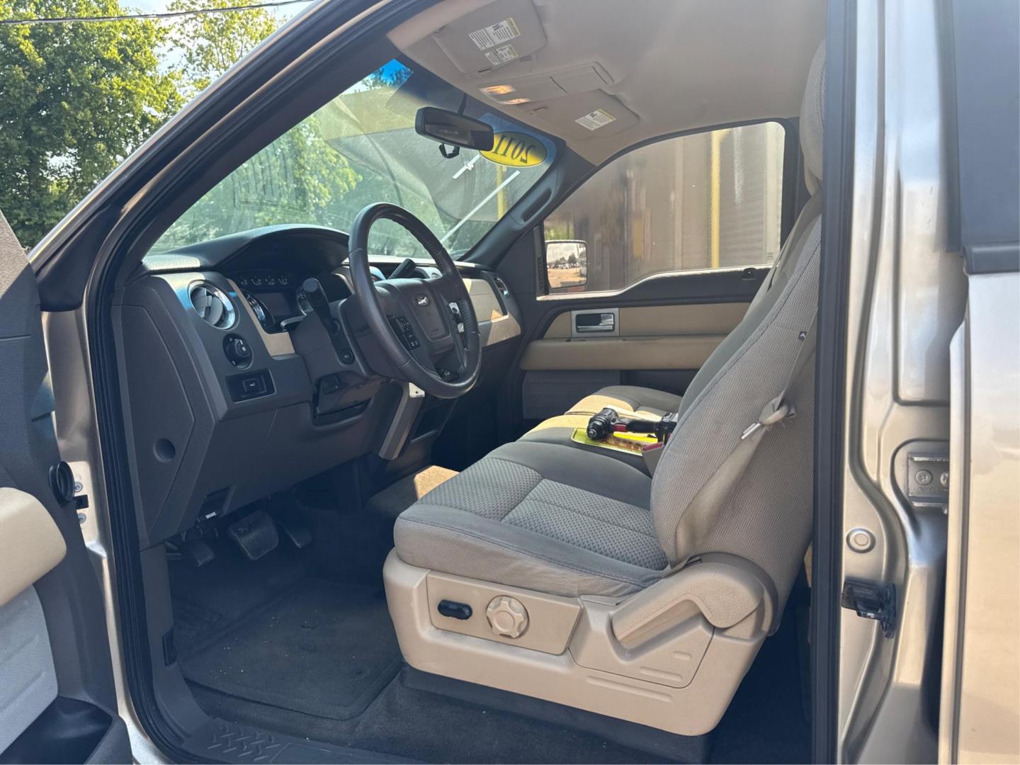 2018 Silver /Gray Dodge Journey SE (3C4PDCAB4JT) with an 2.4L L4 DOHC 16V engine, Automatic transmission, located at 16710 Clay Rd., Houston, TX, 77084, (281) 859-7900, 29.834864, -95.656166 - Photo#17