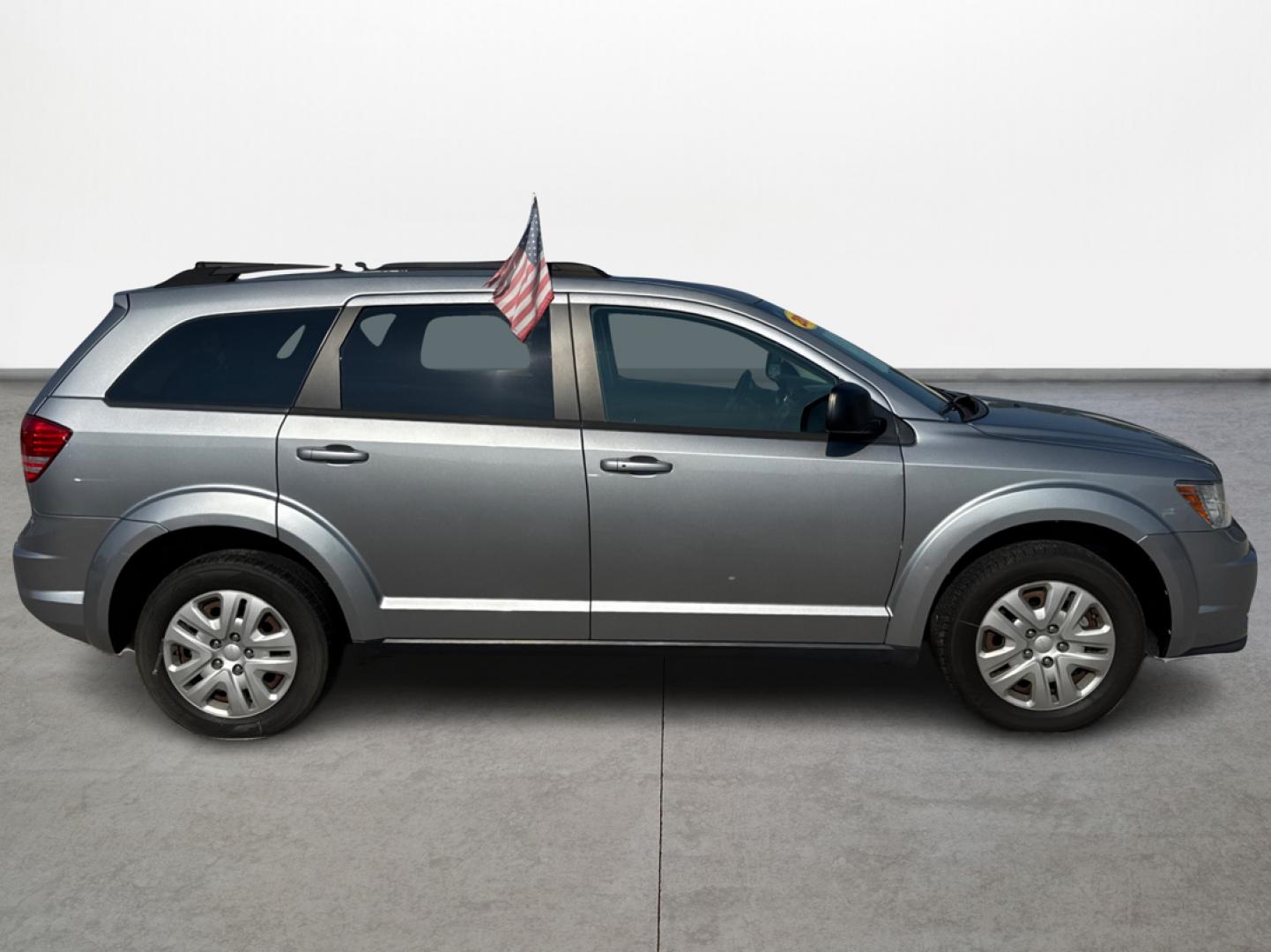 2018 Silver /Gray Dodge Journey SE (3C4PDCAB4JT) with an 2.4L L4 DOHC 16V engine, Automatic transmission, located at 16710 Clay Rd., Houston, TX, 77084, (281) 859-7900, 29.834864, -95.656166 - Photo#3