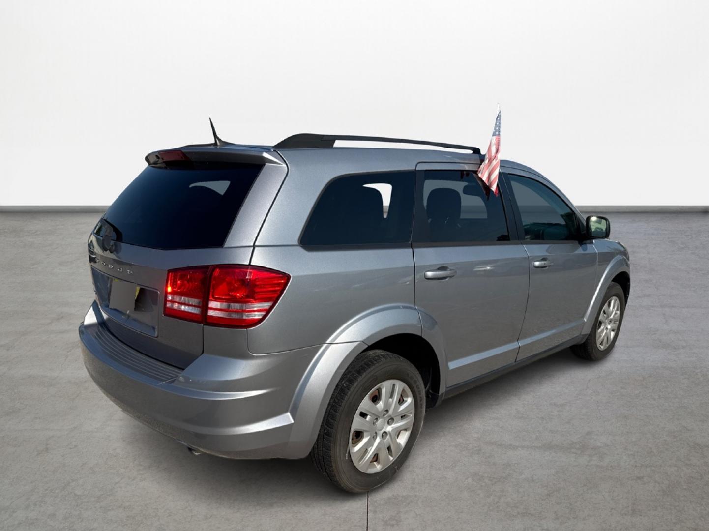 2018 Silver /Gray Dodge Journey SE (3C4PDCAB4JT) with an 2.4L L4 DOHC 16V engine, Automatic transmission, located at 16710 Clay Rd., Houston, TX, 77084, (281) 859-7900, 29.834864, -95.656166 - Photo#4