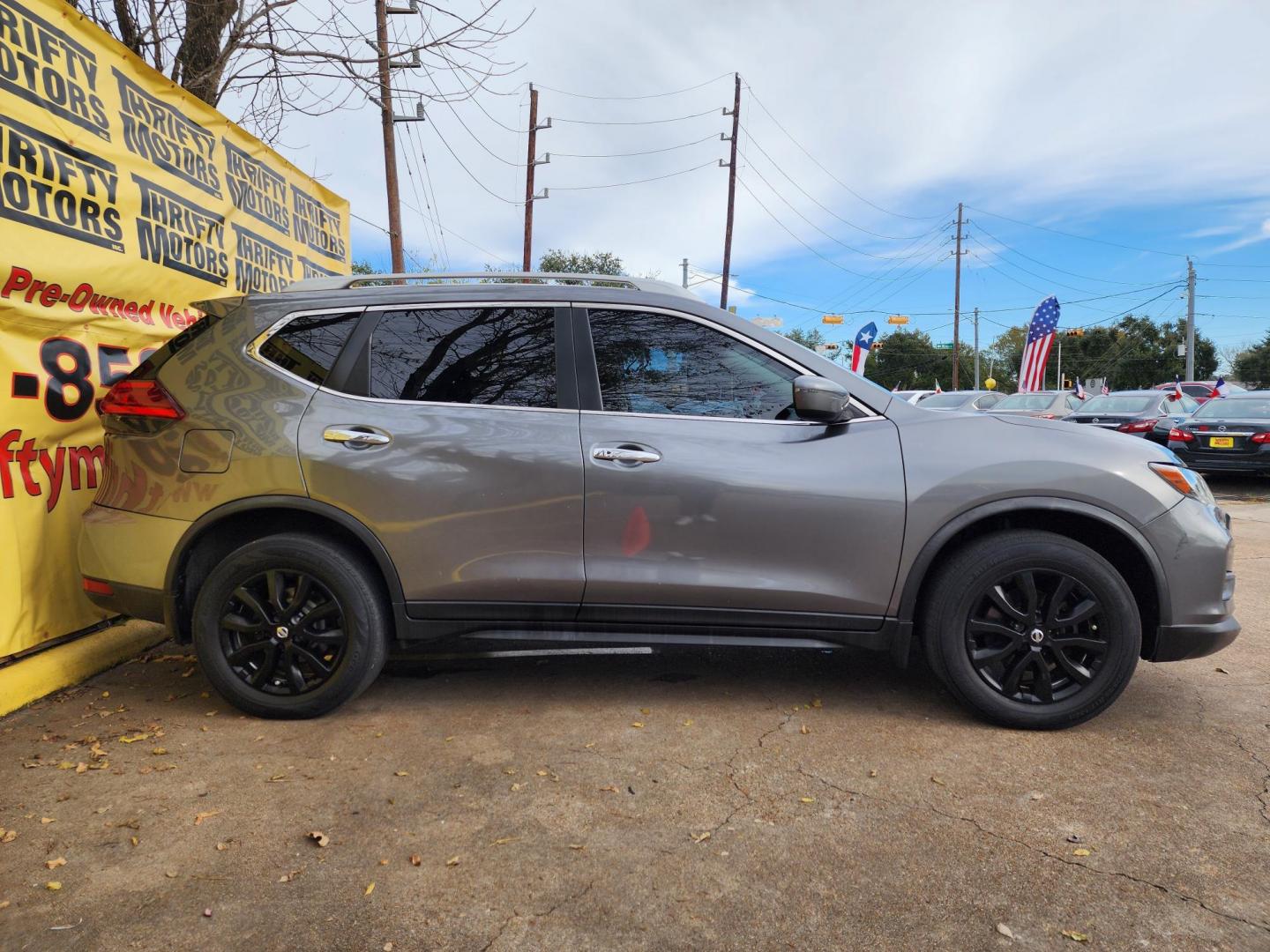 2017 Gray /Gray Nissan Rogue SL AWD (JN8AT2MV3HW) with an 2.5L L4 DOHC 16V engine, Automatic transmission, located at 16710 Clay Rd., Houston, TX, 77084, (281) 859-7900, 29.834864, -95.656166 - Photo#4