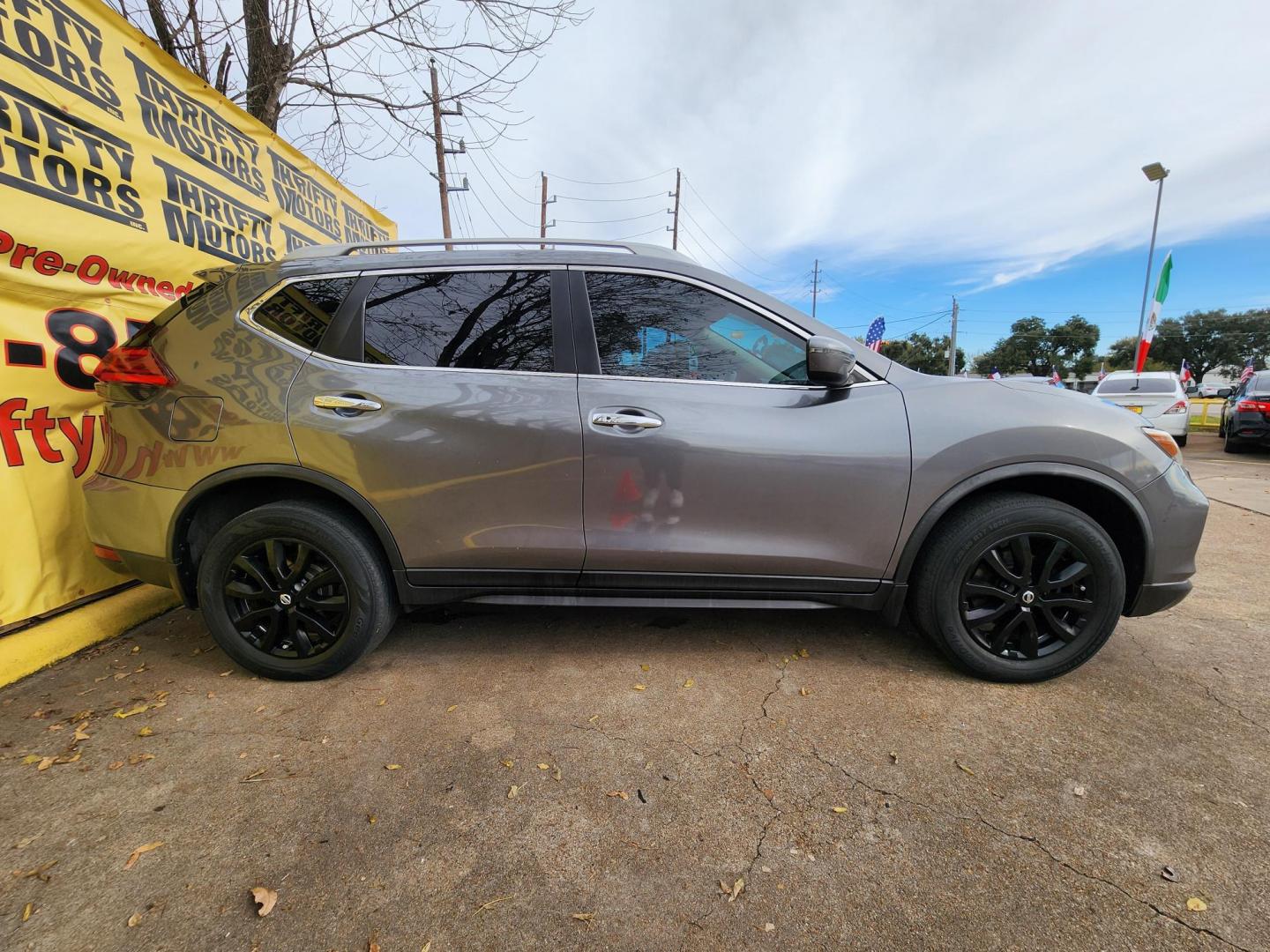 2017 Gray /Gray Nissan Rogue SL AWD (JN8AT2MV3HW) with an 2.5L L4 DOHC 16V engine, Automatic transmission, located at 16710 Clay Rd., Houston, TX, 77084, (281) 859-7900, 29.834864, -95.656166 - Photo#3