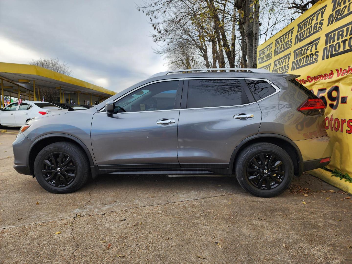 2017 Gray /Gray Nissan Rogue SL AWD (JN8AT2MV3HW) with an 2.5L L4 DOHC 16V engine, Automatic transmission, located at 16710 Clay Rd., Houston, TX, 77084, (281) 859-7900, 29.834864, -95.656166 - Photo#5