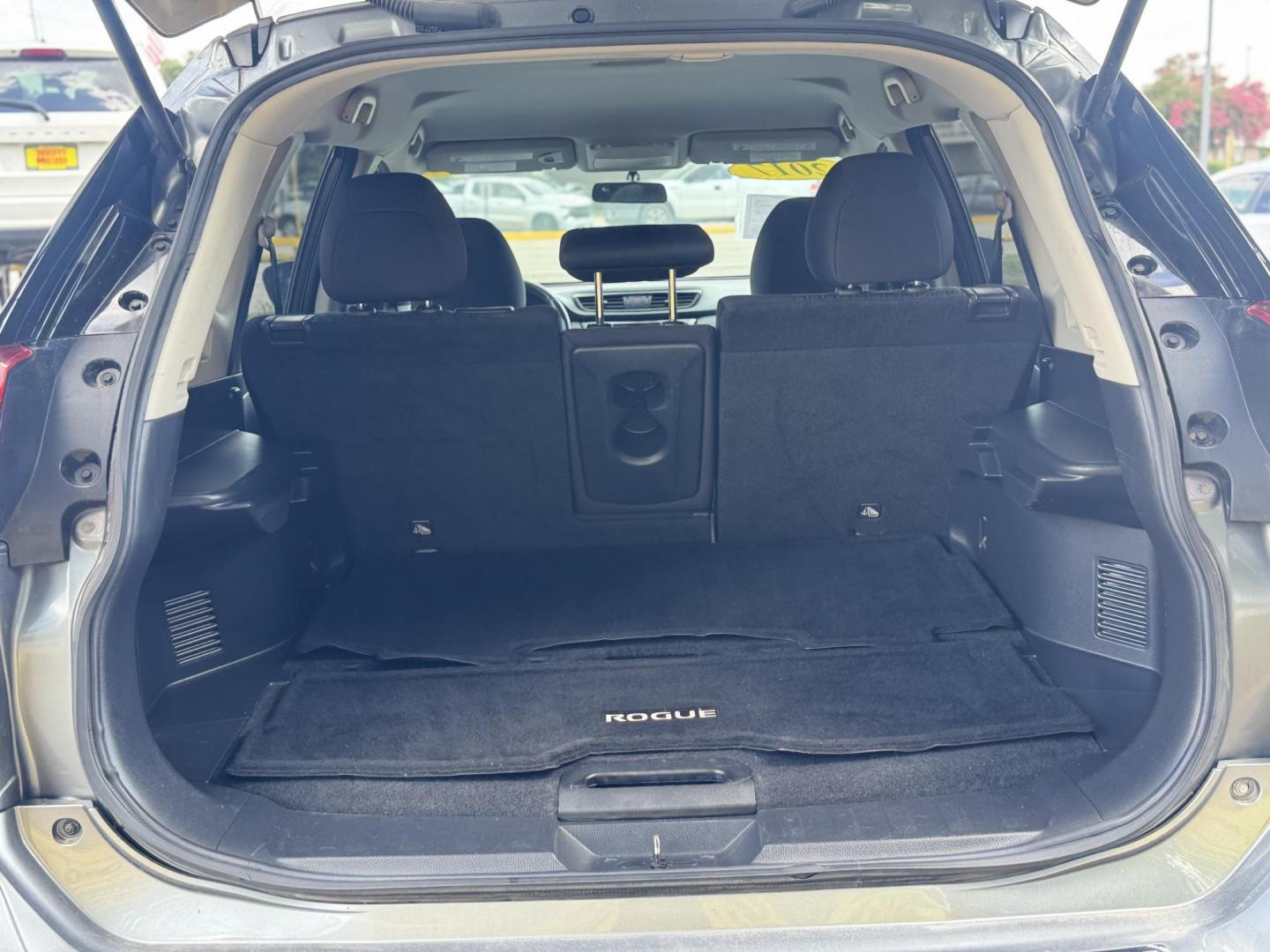 2017 Gray /Gray Nissan Rogue SL AWD (JN8AT2MV3HW) with an 2.5L L4 DOHC 16V engine, Automatic transmission, located at 16710 Clay Rd., Houston, TX, 77084, (281) 859-7900, 29.834864, -95.656166 - Photo#18