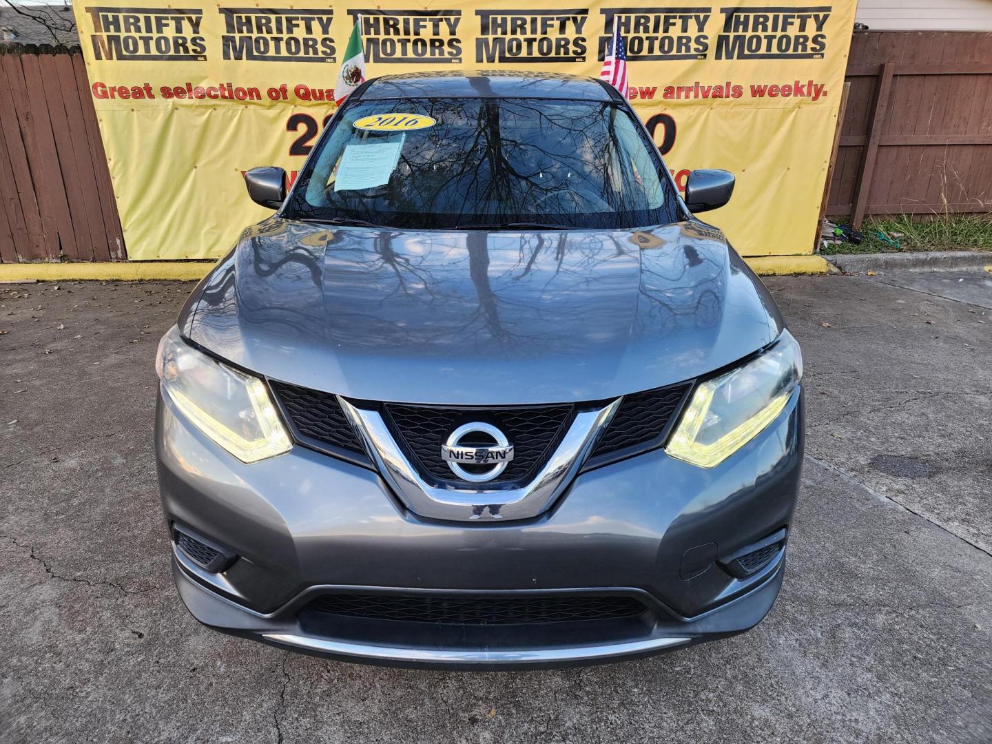 2016 Gray /Black Nissan Rogue S 2WD (JN8AT2MT9GW) with an 2.5L L4 DOHC 16V engine, Automatic transmission, located at 16710 Clay Rd., Houston, TX, 77084, (281) 859-7900, 29.834864, -95.656166 - Photo#0