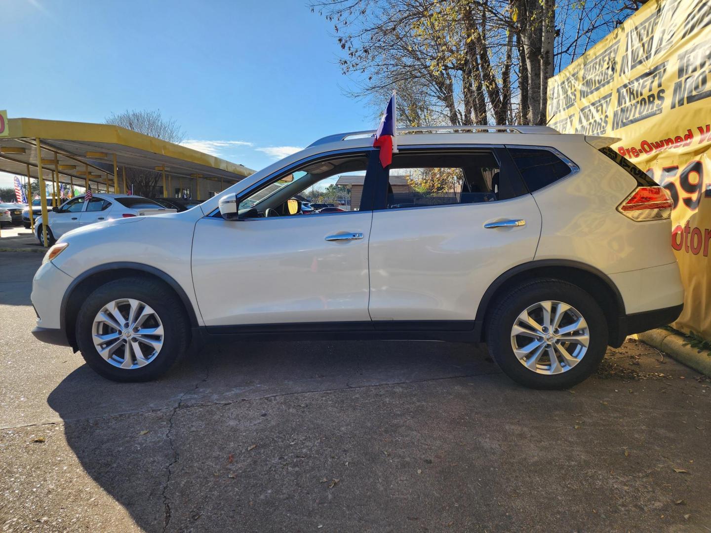 2016 White /Black Nissan Rogue S 2WD (JN8AT2MT0GW) with an 2.5L L4 DOHC 16V engine, Automatic transmission, located at 16710 Clay Rd., Houston, TX, 77084, (281) 859-7900, 29.834864, -95.656166 - Photo#4