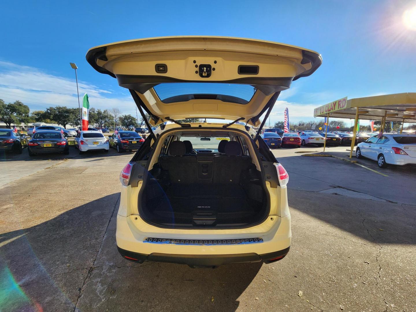 2016 White /Black Nissan Rogue S 2WD (JN8AT2MT0GW) with an 2.5L L4 DOHC 16V engine, Automatic transmission, located at 16710 Clay Rd., Houston, TX, 77084, (281) 859-7900, 29.834864, -95.656166 - Photo#15