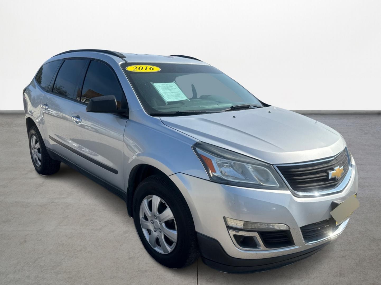 2016 Gray /Gray Chevrolet Traverse LS FWD (1GNKRFKD0GJ) with an 3.6L V6 DOHC 24V engine, Automatic transmission, located at 16710 Clay Rd., Houston, TX, 77084, (281) 859-7900, 29.834864, -95.656166 - Photo#2