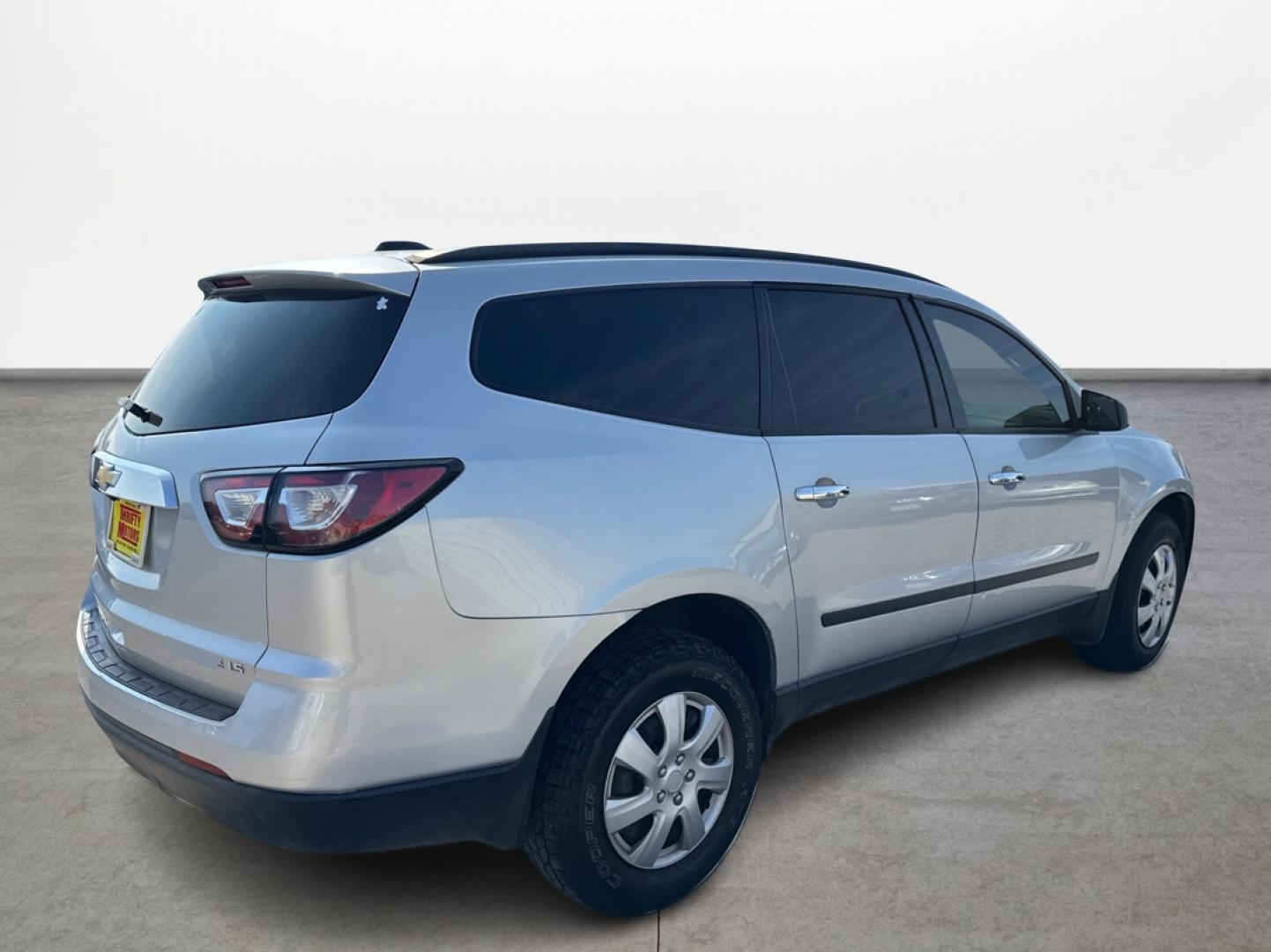 2016 Gray /Gray Chevrolet Traverse LS FWD (1GNKRFKD0GJ) with an 3.6L V6 DOHC 24V engine, Automatic transmission, located at 16710 Clay Rd., Houston, TX, 77084, (281) 859-7900, 29.834864, -95.656166 - Photo#4
