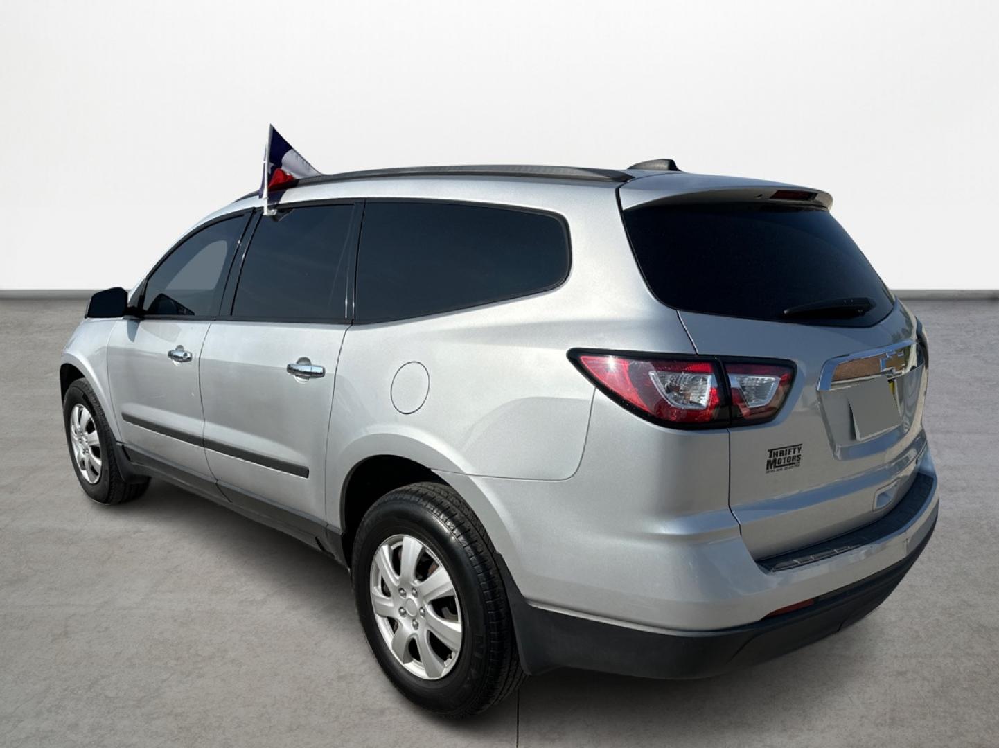 2016 Gray /Gray Chevrolet Traverse LS FWD (1GNKRFKD0GJ) with an 3.6L V6 DOHC 24V engine, Automatic transmission, located at 16710 Clay Rd., Houston, TX, 77084, (281) 859-7900, 29.834864, -95.656166 - Photo#6