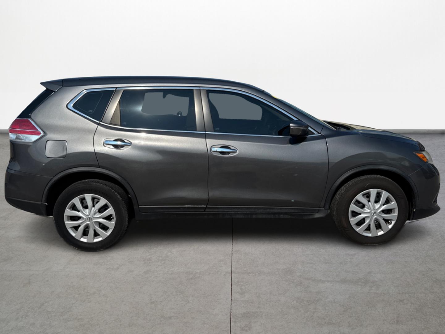 2016 Red /Beige Nissan Rogue S 2WD (JN8AT2MT5GW) with an 2.5L L4 DOHC 16V engine, Automatic transmission, located at 16710 Clay Rd., Houston, TX, 77084, (281) 859-7900, 29.834864, -95.656166 - Photo#3