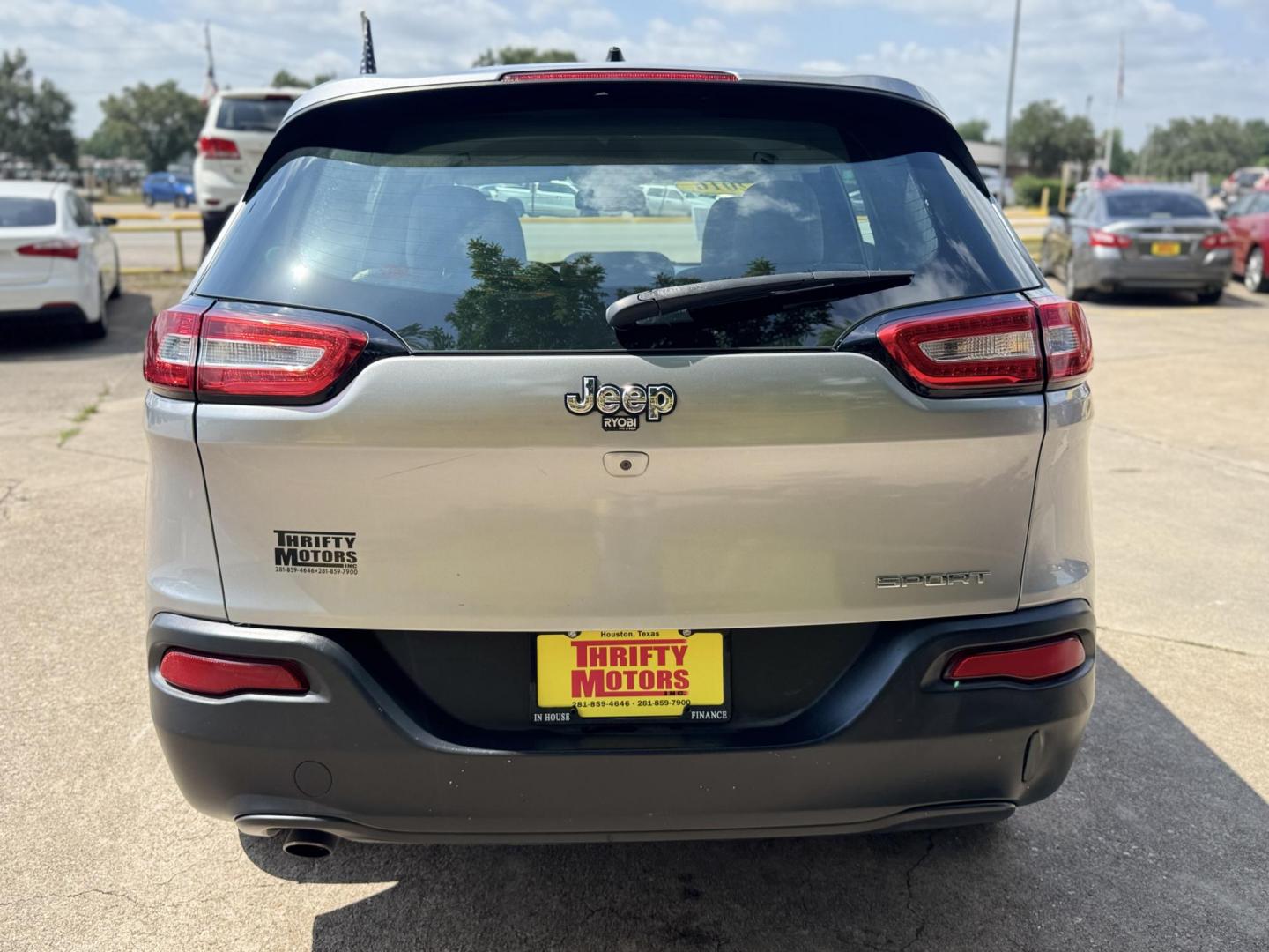 2016 Silver /Gray Jeep Cherokee Sport FWD (1C4PJLAB5GW) with an 2.4L L4 DOHC 16V engine, Automatic transmission, located at 16710 Clay Rd., Houston, TX, 77084, (281) 859-7900, 29.834864, -95.656166 - Photo#4