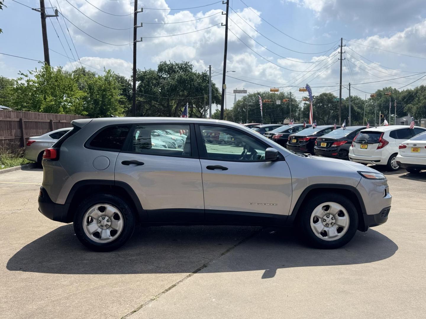 2016 Silver /Gray Jeep Cherokee Sport FWD (1C4PJLAB5GW) with an 2.4L L4 DOHC 16V engine, Automatic transmission, located at 16710 Clay Rd., Houston, TX, 77084, (281) 859-7900, 29.834864, -95.656166 - Photo#3
