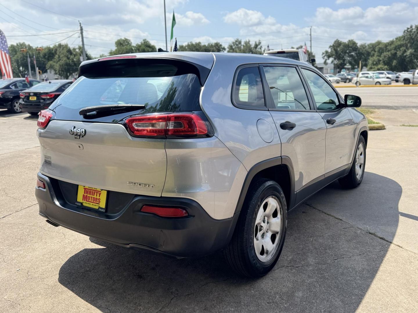 2016 Silver /Gray Jeep Cherokee Sport FWD (1C4PJLAB5GW) with an 2.4L L4 DOHC 16V engine, Automatic transmission, located at 16710 Clay Rd., Houston, TX, 77084, (281) 859-7900, 29.834864, -95.656166 - Photo#5