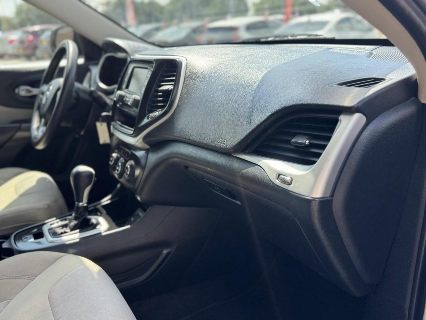 2016 Silver /Gray Jeep Cherokee Sport FWD (1C4PJLAB5GW) with an 2.4L L4 DOHC 16V engine, Automatic transmission, located at 16710 Clay Rd., Houston, TX, 77084, (281) 859-7900, 29.834864, -95.656166 - Photo#18