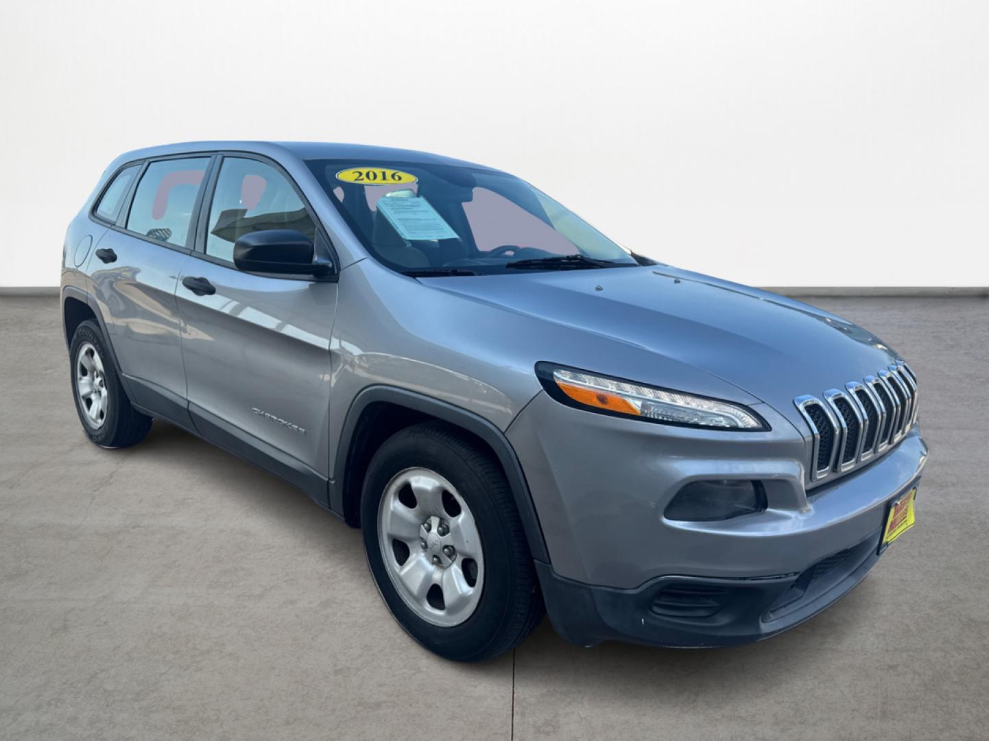 2016 Silver /Gray Jeep Cherokee Sport FWD (1C4PJLAB5GW) with an 2.4L L4 DOHC 16V engine, Automatic transmission, located at 16710 Clay Rd., Houston, TX, 77084, (281) 859-7900, 29.834864, -95.656166 - Photo#2