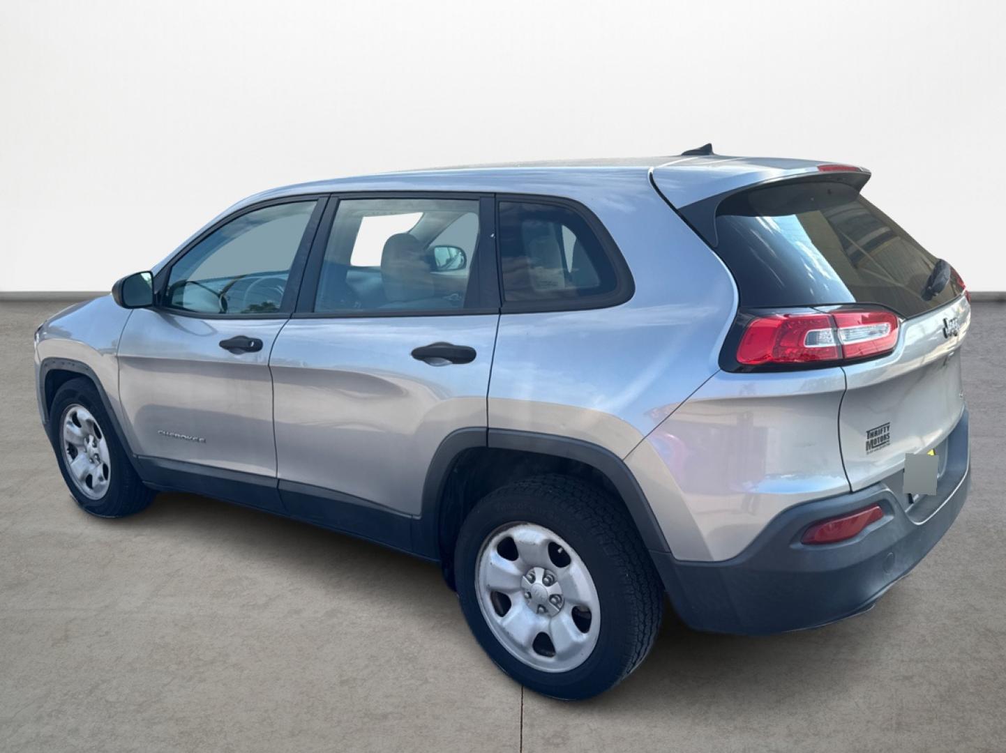 2016 Silver /Gray Jeep Cherokee Sport FWD (1C4PJLAB5GW) with an 2.4L L4 DOHC 16V engine, Automatic transmission, located at 16710 Clay Rd., Houston, TX, 77084, (281) 859-7900, 29.834864, -95.656166 - Photo#6