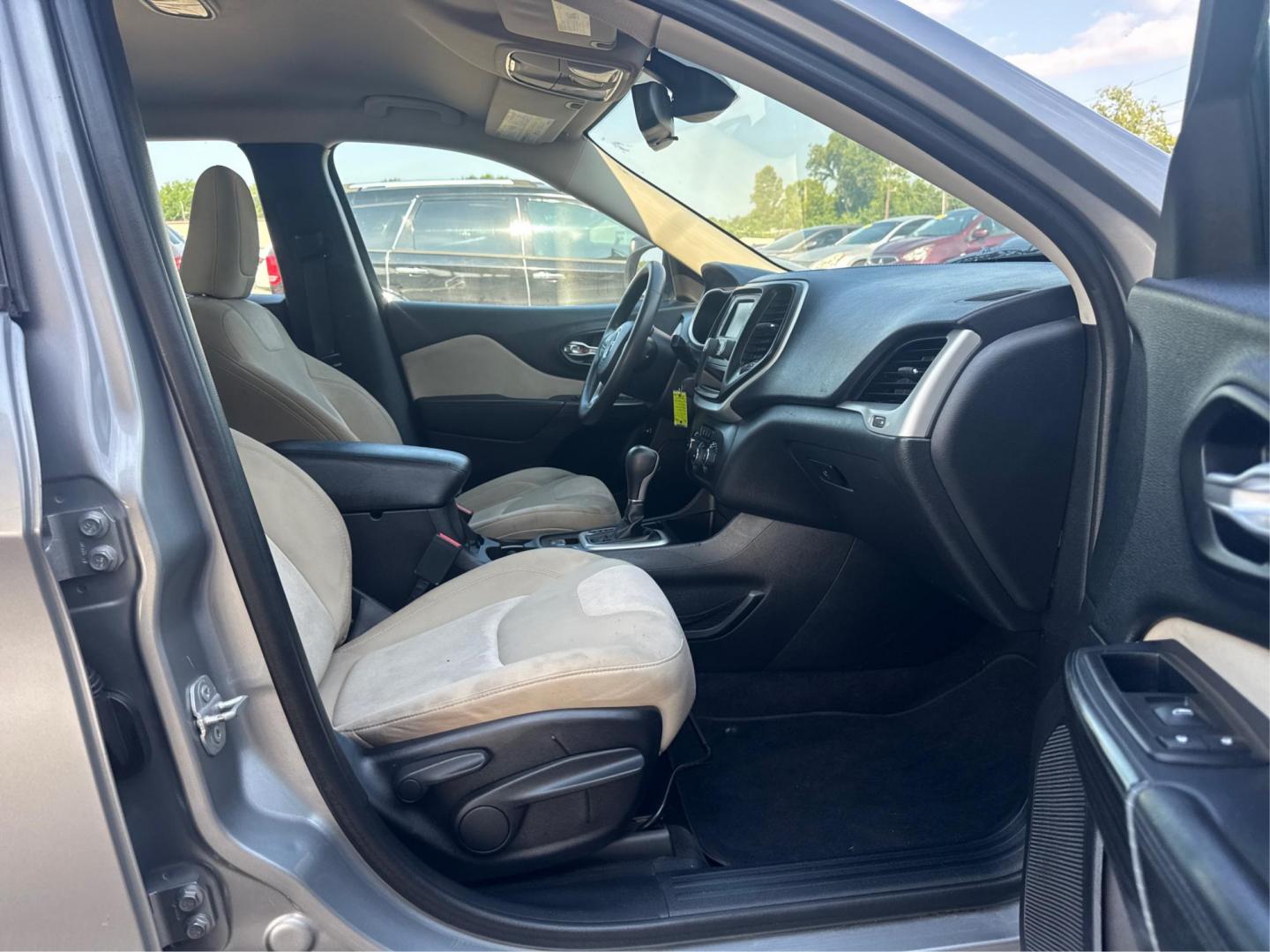 2016 Silver /Gray Jeep Cherokee Sport FWD (1C4PJLAB5GW) with an 2.4L L4 DOHC 16V engine, Automatic transmission, located at 16710 Clay Rd., Houston, TX, 77084, (281) 859-7900, 29.834864, -95.656166 - Photo#11