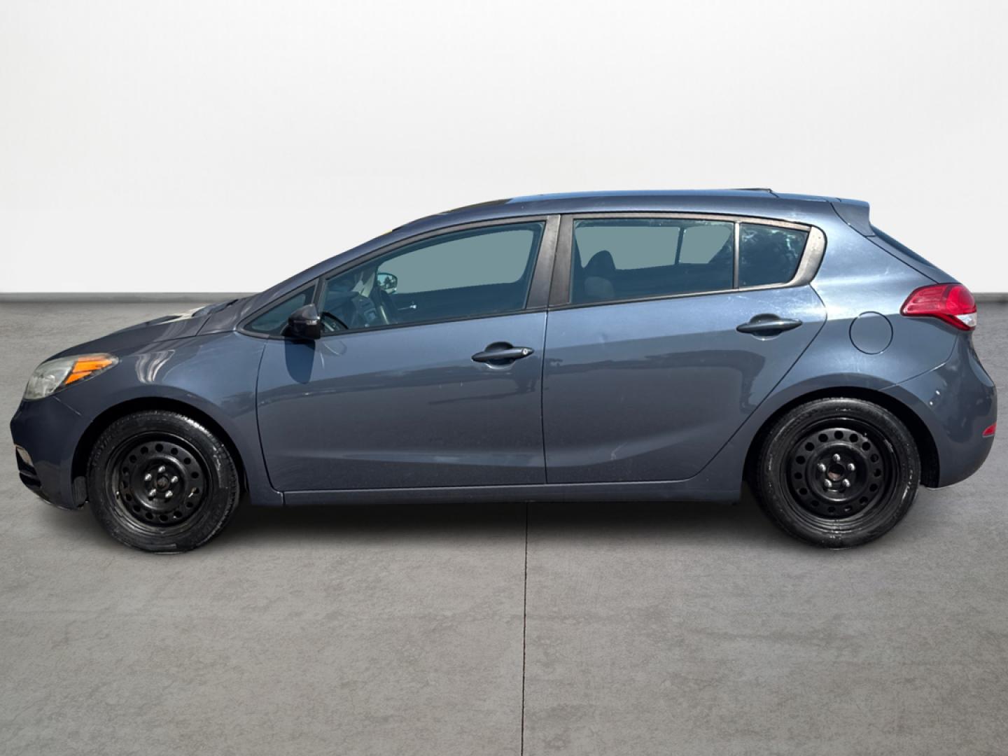 2016 Blue /Gray Kia Forte 5-Door LX (KNAFK5A80G5) with an 2.0L L4 DOHC 16V engine, Automatic 6-Speed transmission, located at 16710 Clay Rd., Houston, TX, 77084, (281) 859-7900, 29.834864, -95.656166 - Photo#5