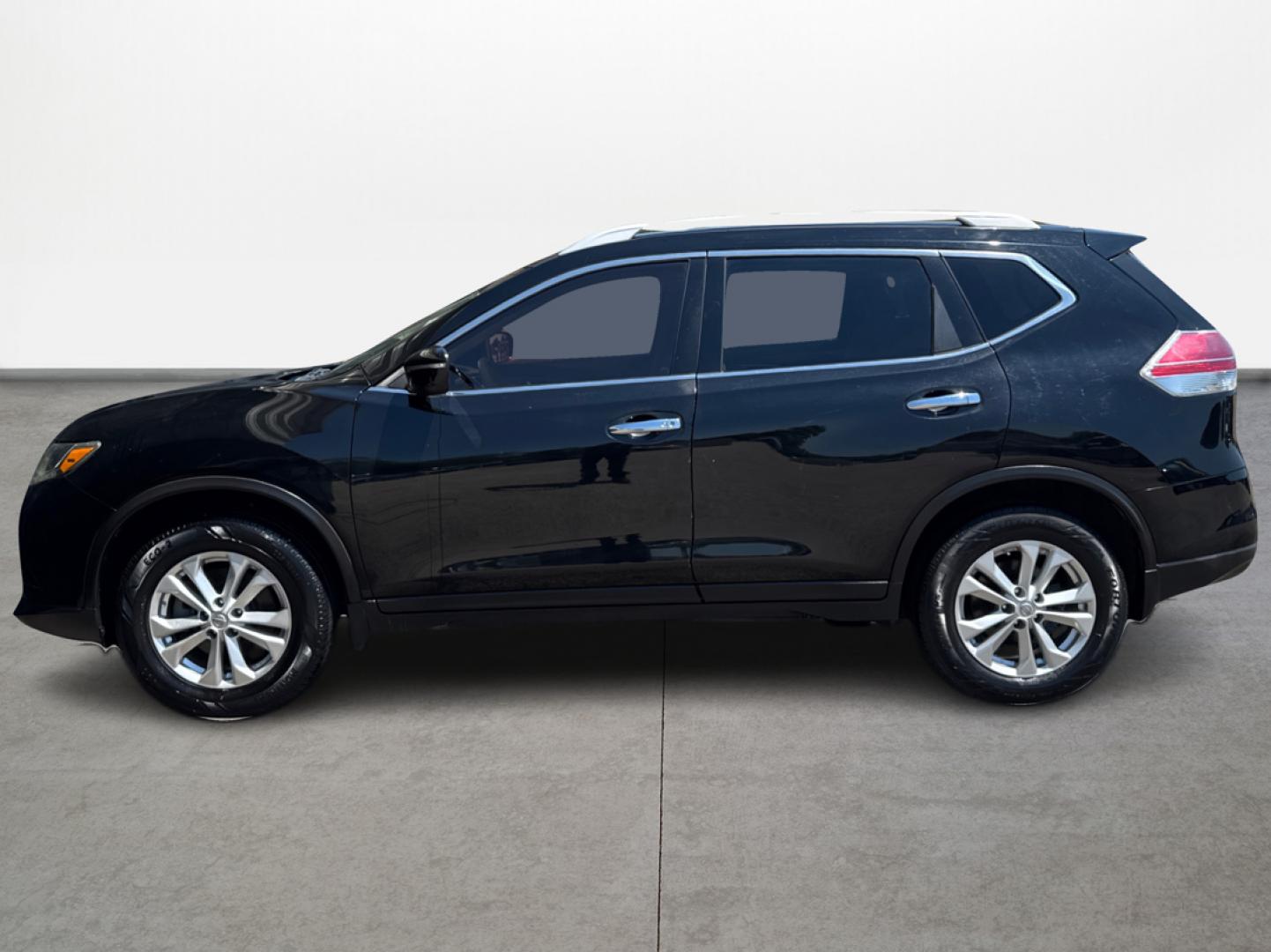 2015 Nissan Rogue S AWD (5N1AT2MK9FC) with an 2.5L L4 DOHC 16V engine, Continuously Variable Transmission transmission, located at 16710 Clay Rd., Houston, TX, 77084, (281) 859-7900, 29.834864, -95.656166 - Photo#4