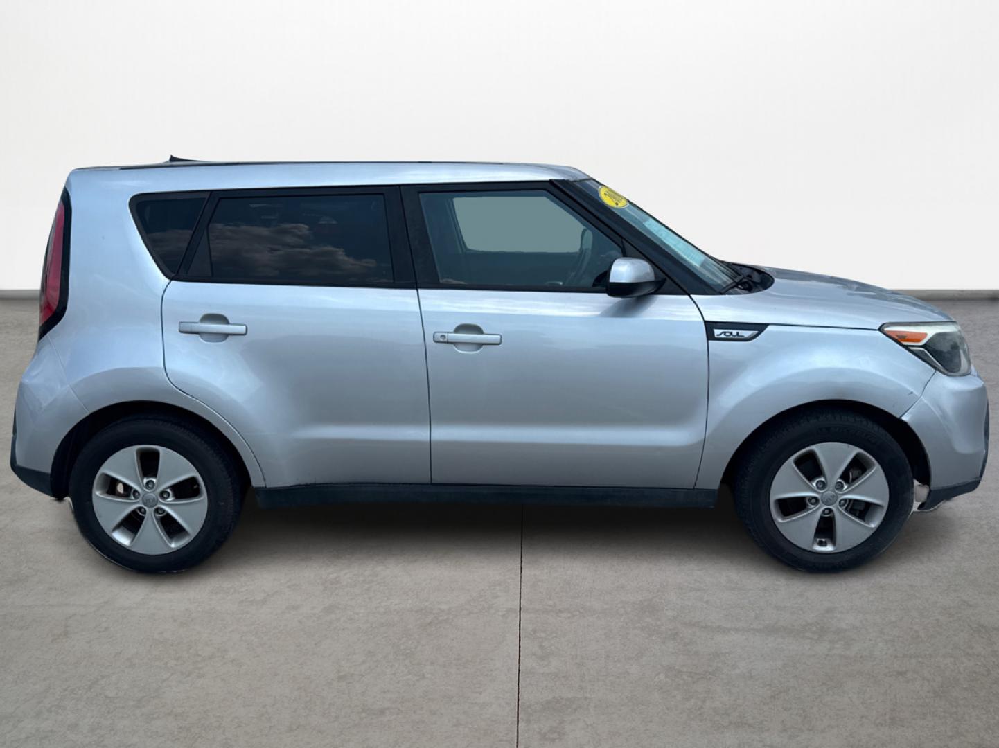 2016 Silver /Black Kia Soul Base 6A (KNDJN2A26G7) with an 1.6L L4 DOHC 16V engine, Automatic 6-Speed transmission, located at 16710 Clay Rd., Houston, TX, 77084, (281) 859-7900, 29.834864, -95.656166 - Photo#3
